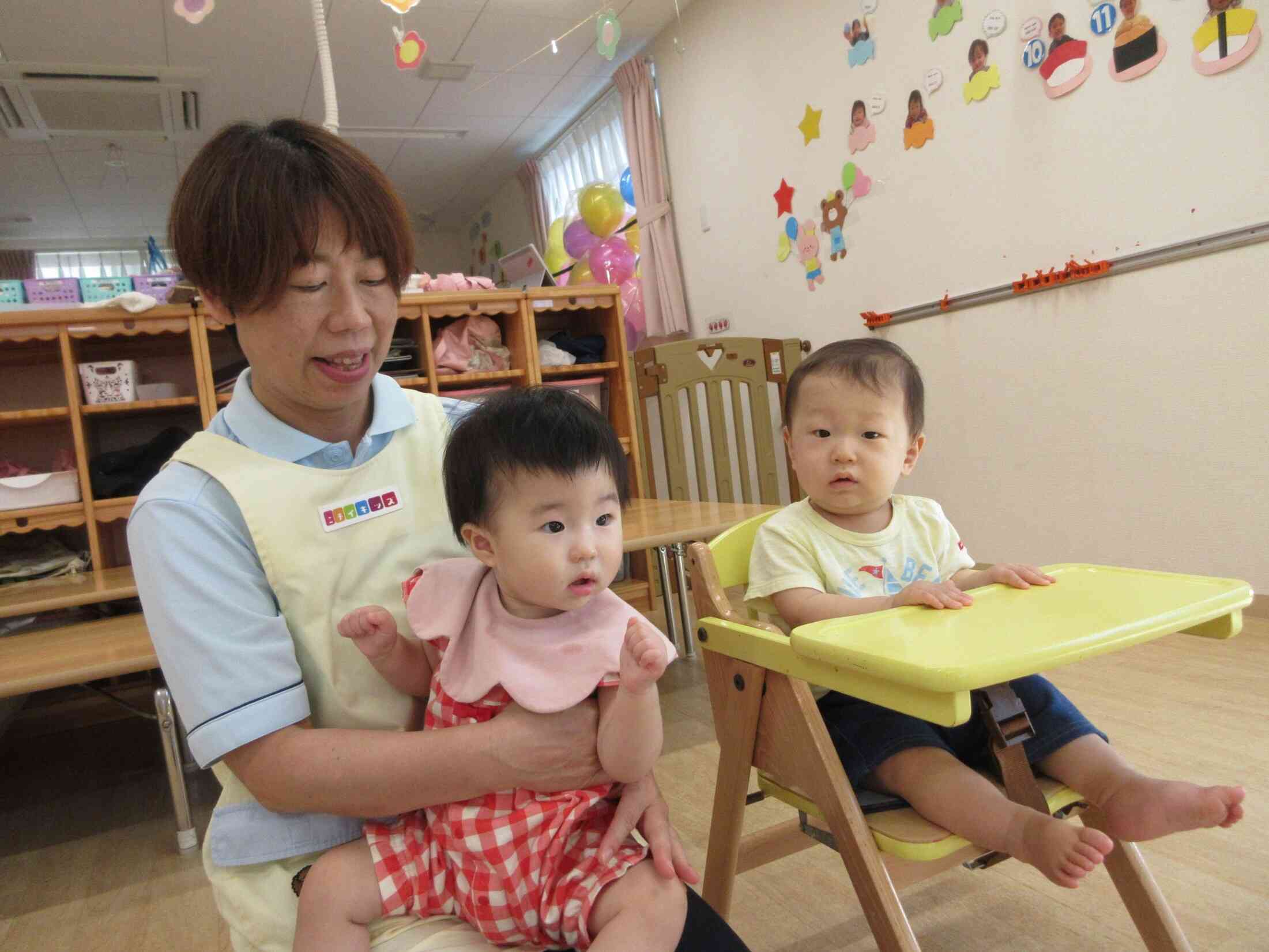 お楽しみ会！先生と一緒にお話を聞いているよ♪