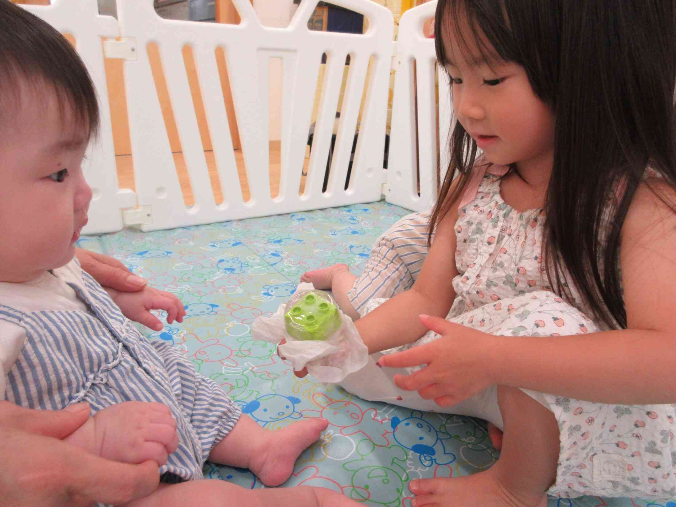 お姉ちゃんがひよこ組(0歳児）さんに氷を見せに来てくれたよ。