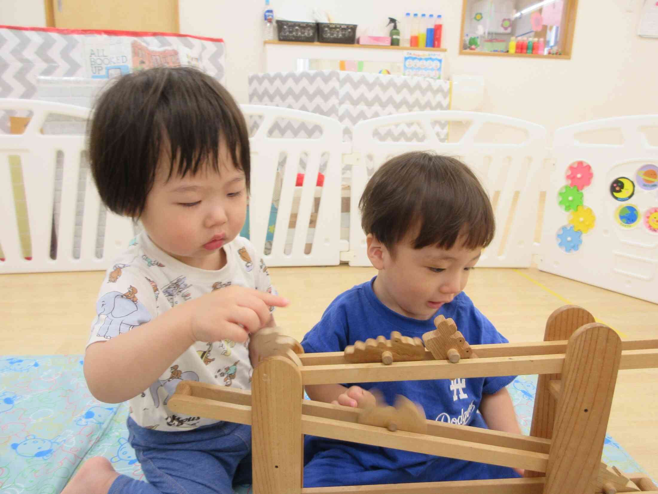 音や動きを楽しみながら夢中で遊んでいます♪