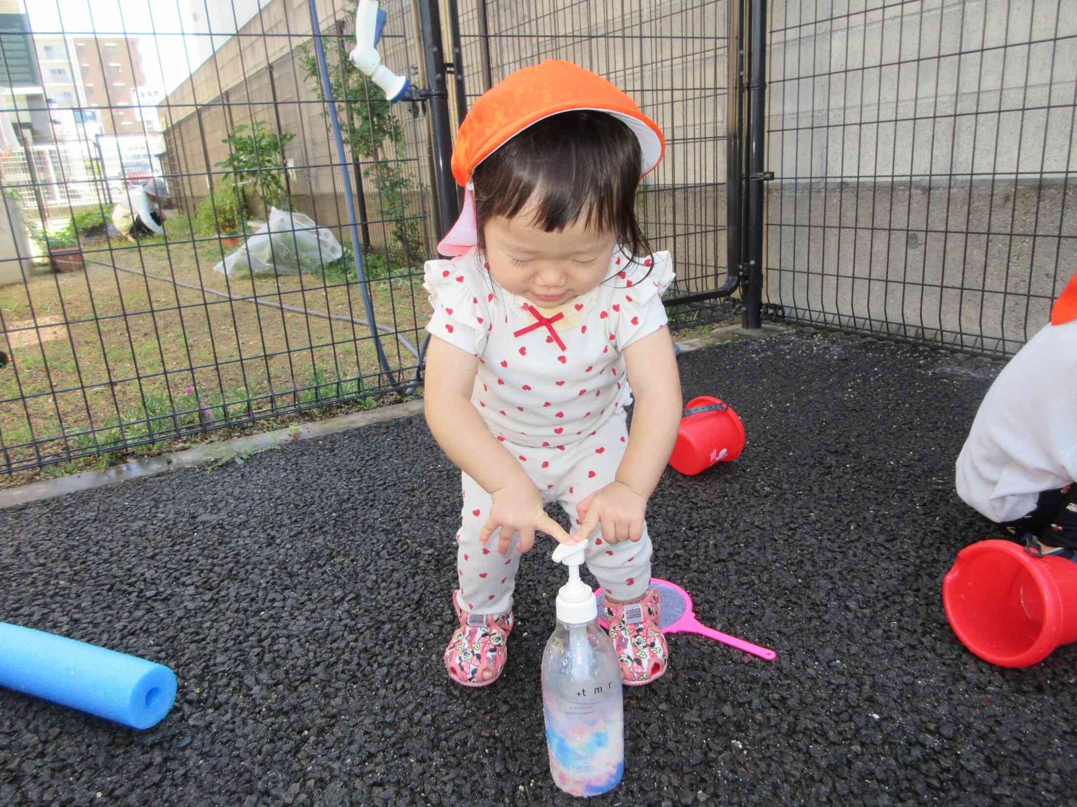 指先をしっかり使ってプッシュしています。