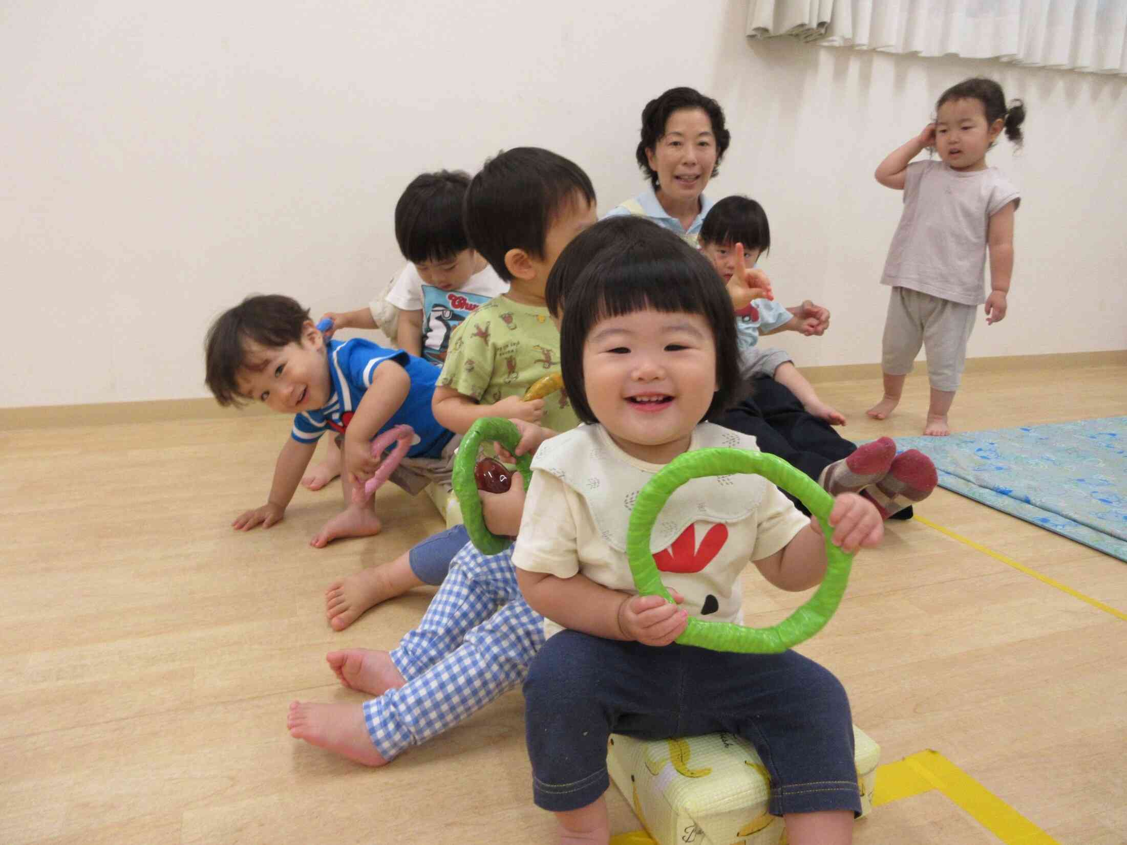お友だちと一緒にバスごっこ、楽しいね！