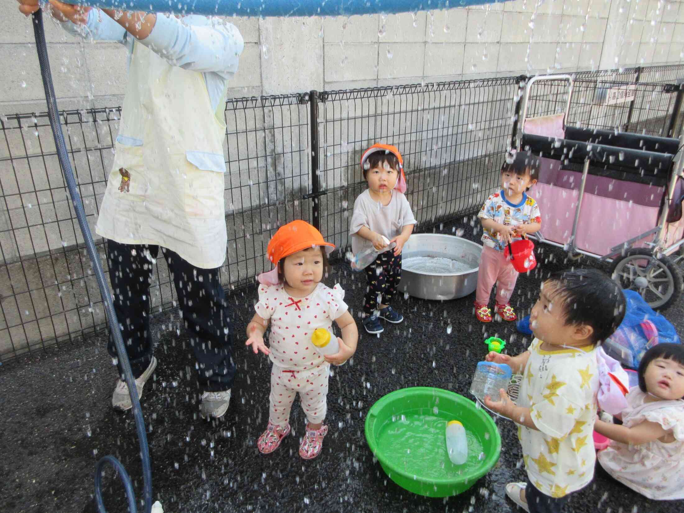 お水あそびだ~いすきっ!(1歳児)