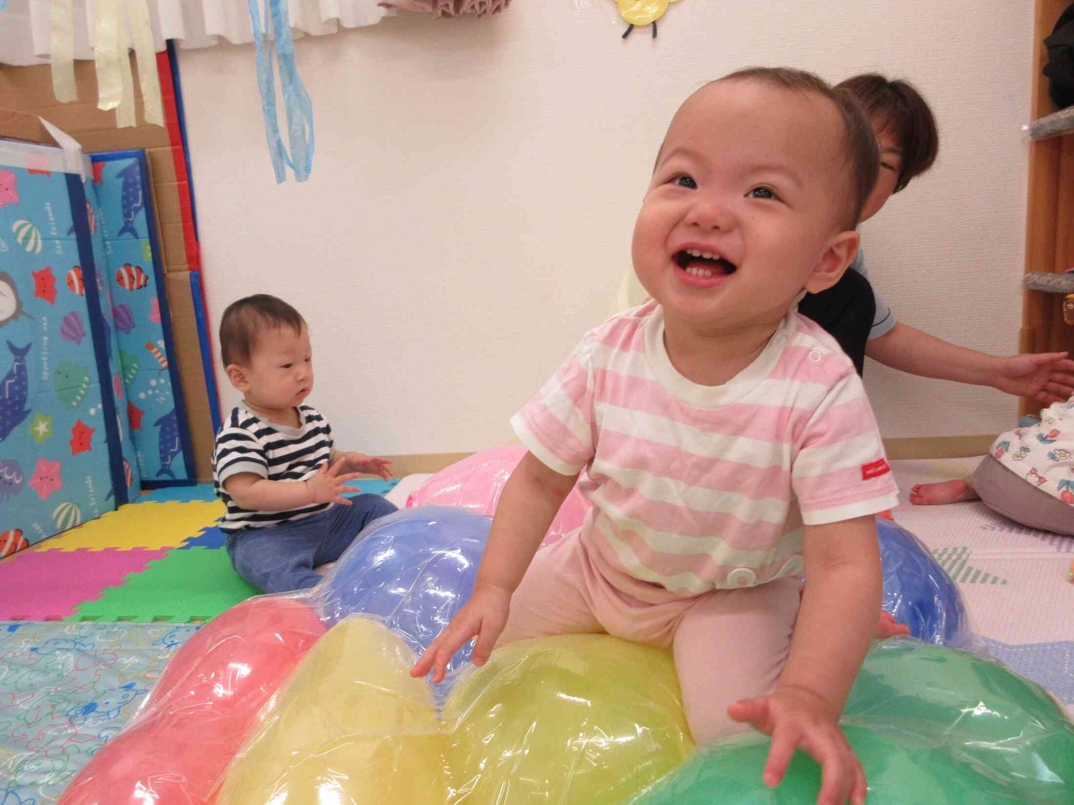 ひよこさん、風船マットで遊んだよ!（0歳児）