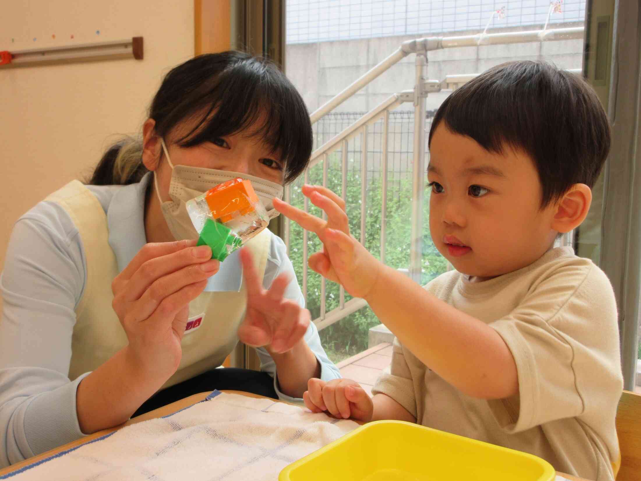 氷の完成！「冷たいね」「ツルツルする」「濡れちゃった～」五感を通して表現してくれました★