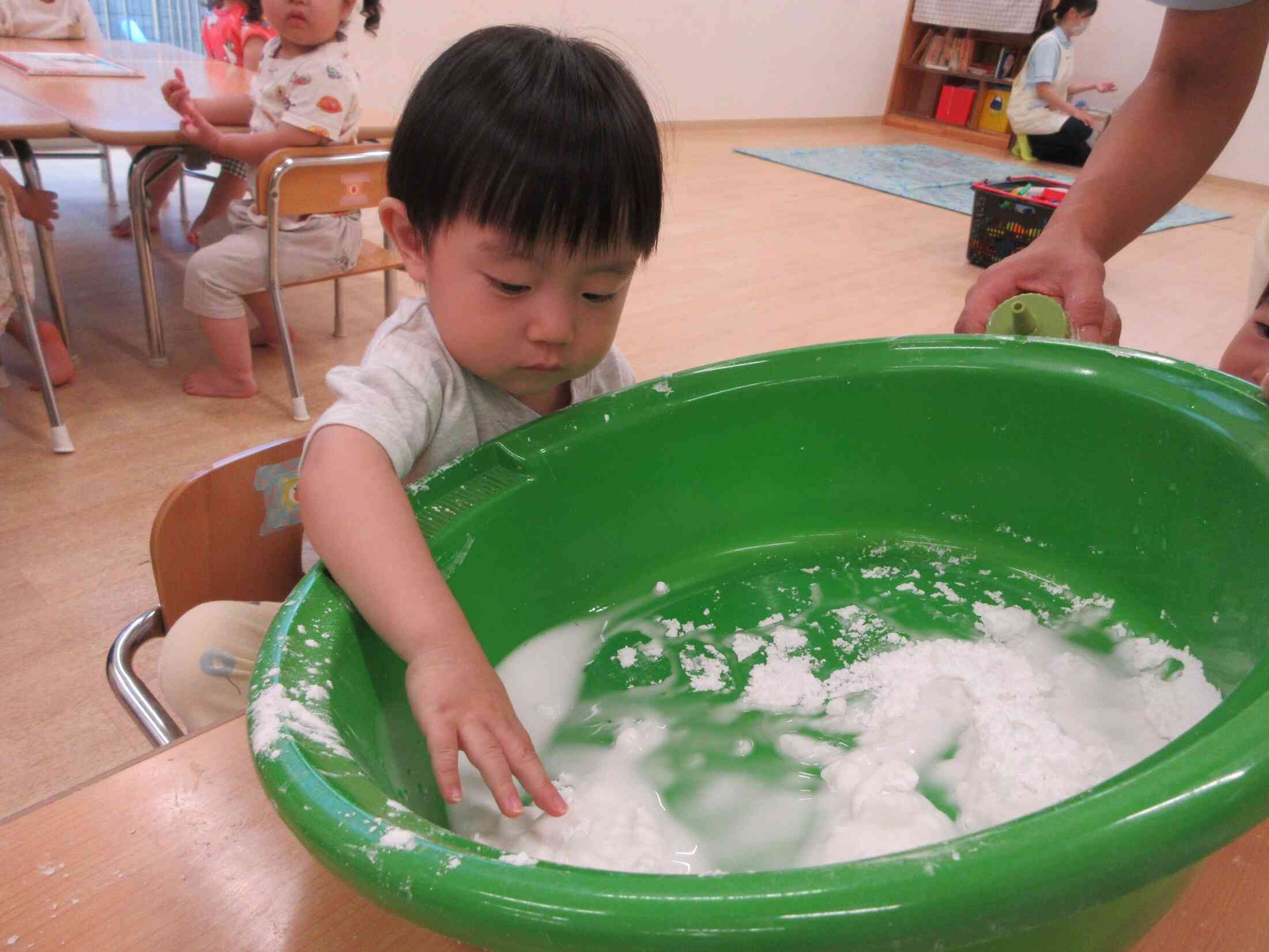 かたくり粉に触ってみたよ♪