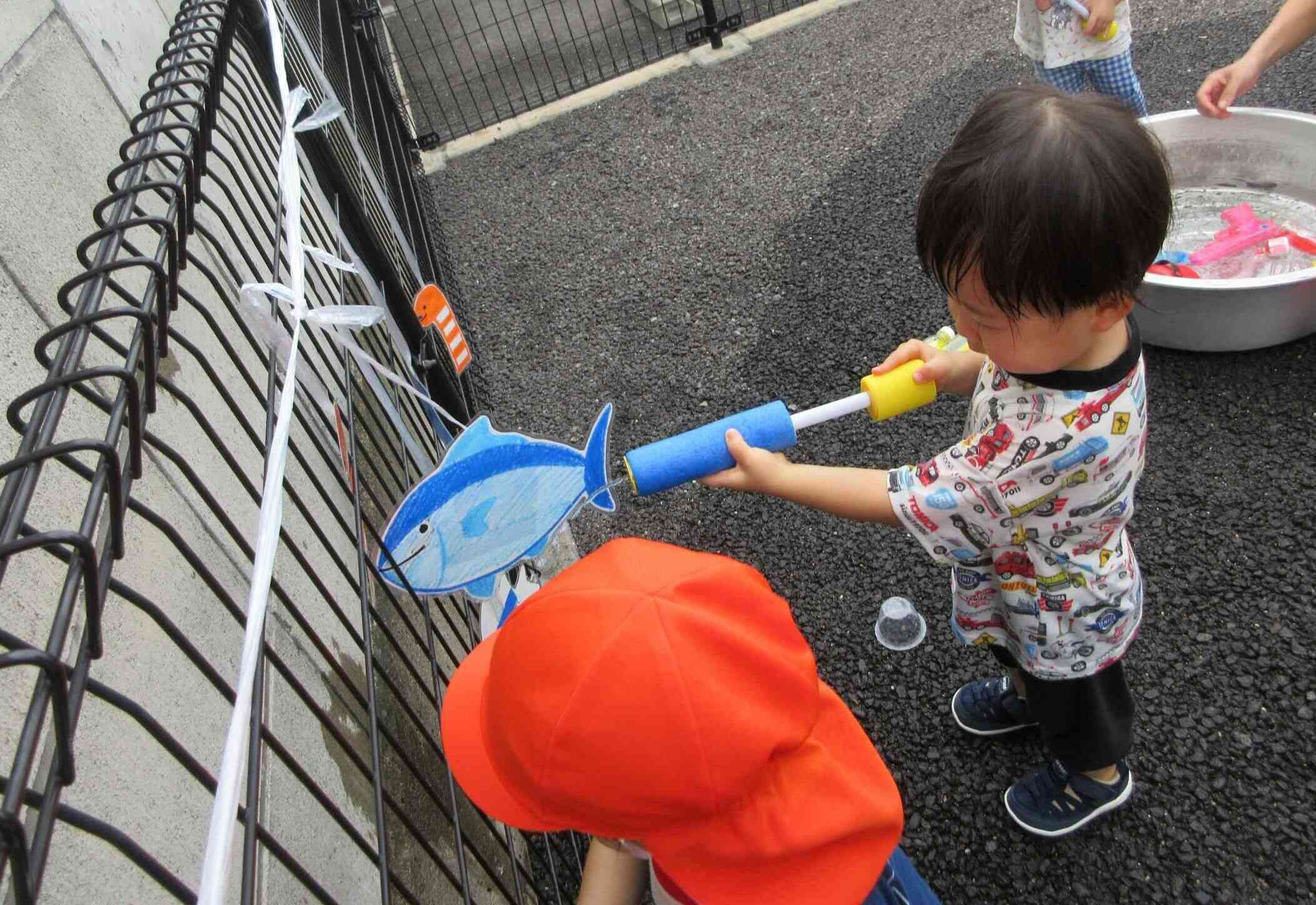 水鉄砲でお魚にお水をかけちゃうよ☆