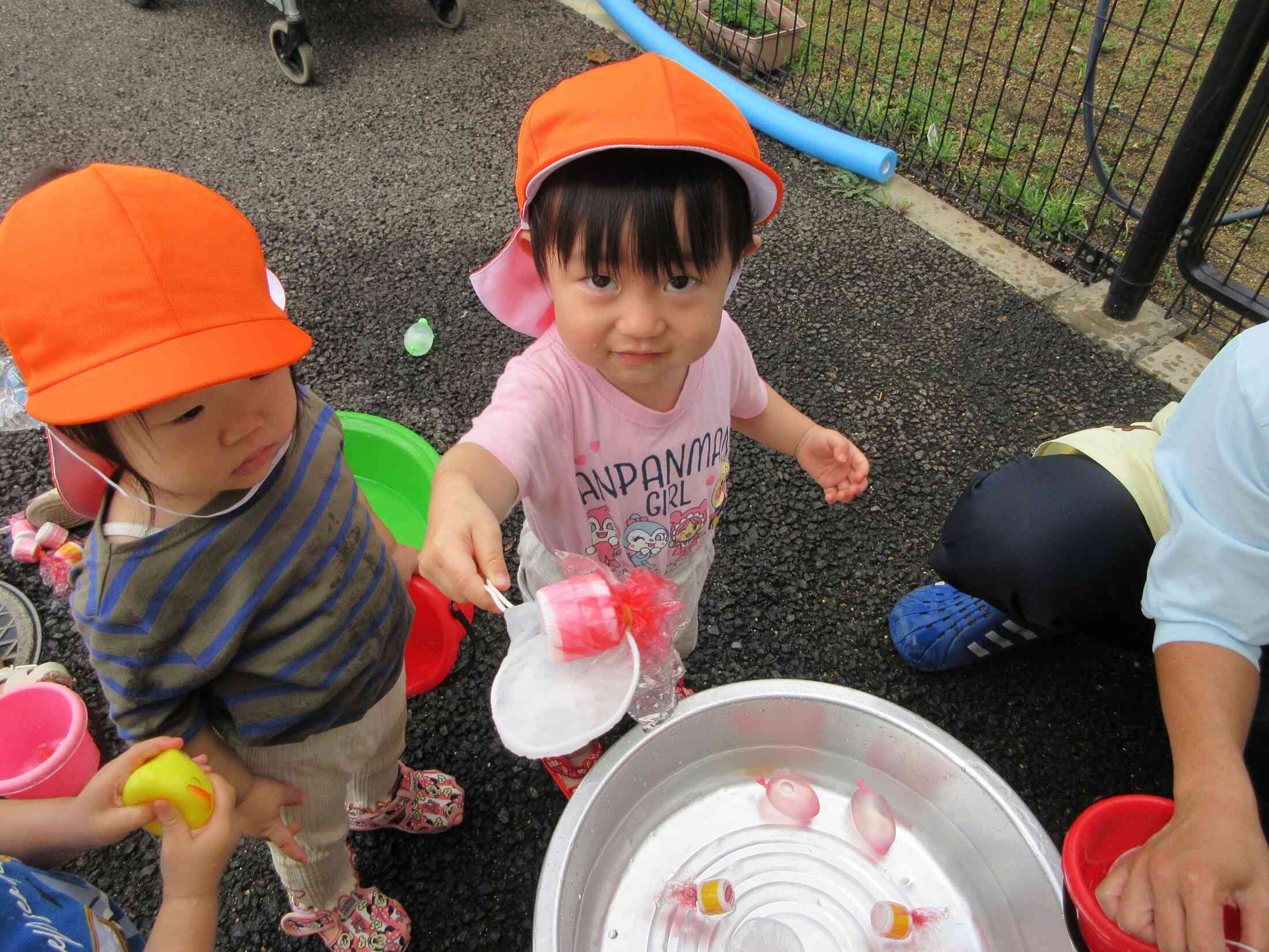 お水遊びって楽しいね♪　～1歳児～