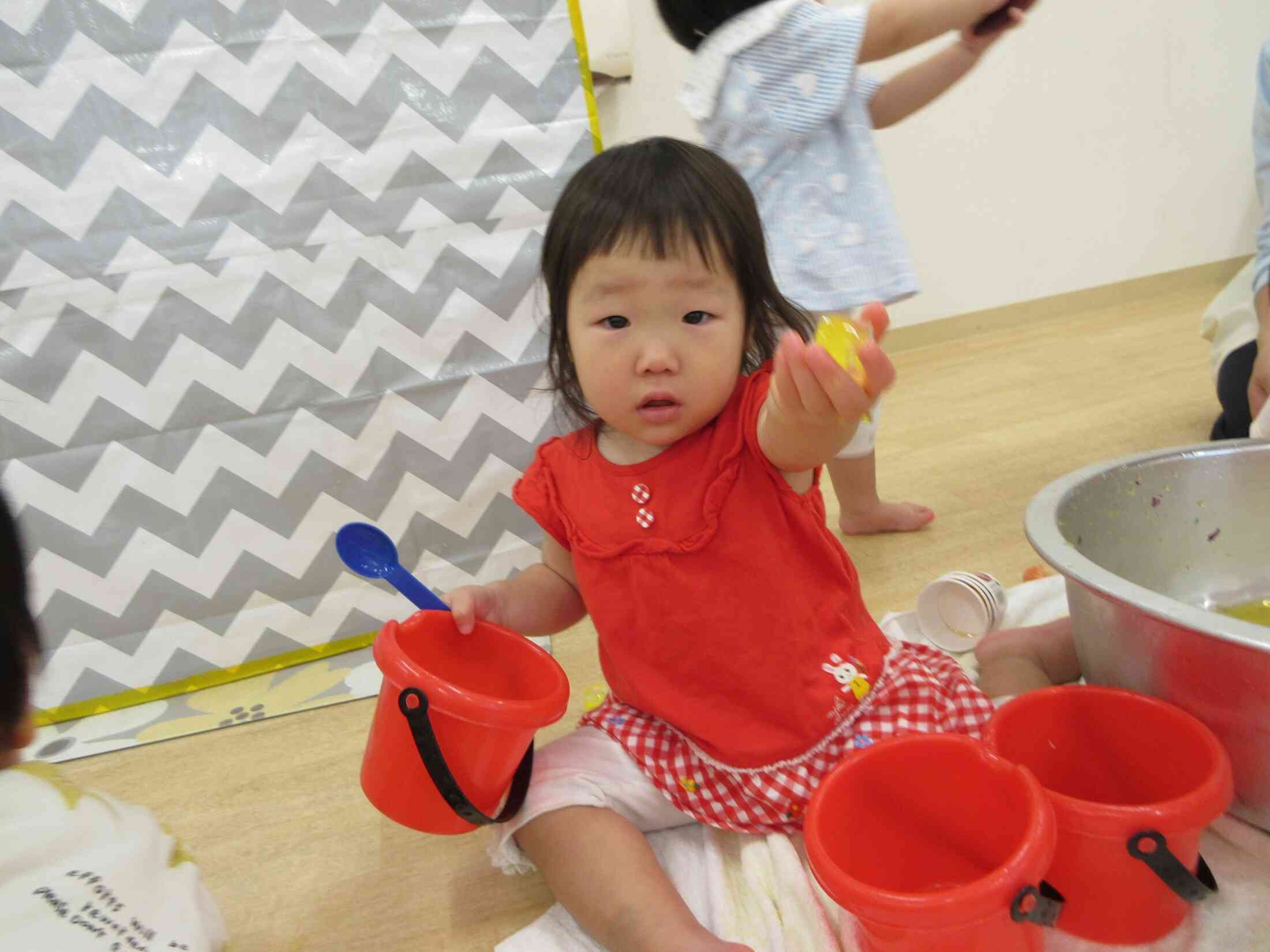 氷であそぼう！～あひる組（1歳児）～