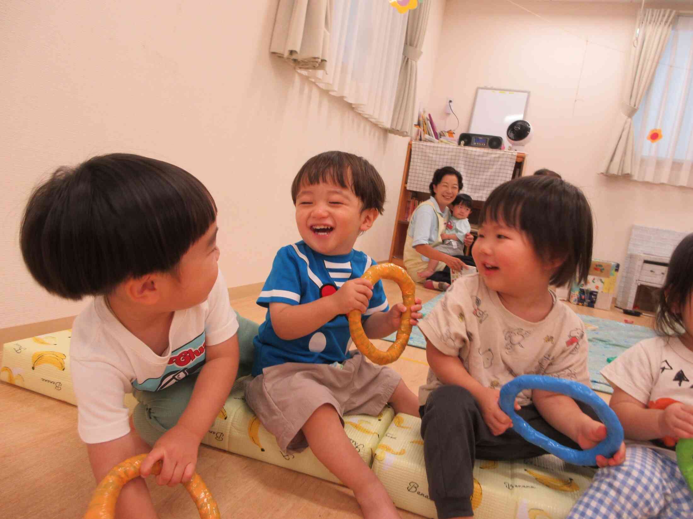 あひる組（1歳児）とうさぎ組（2歳児）さんがとっても楽しそうにハンドルをにぎって遊んでいます☆
