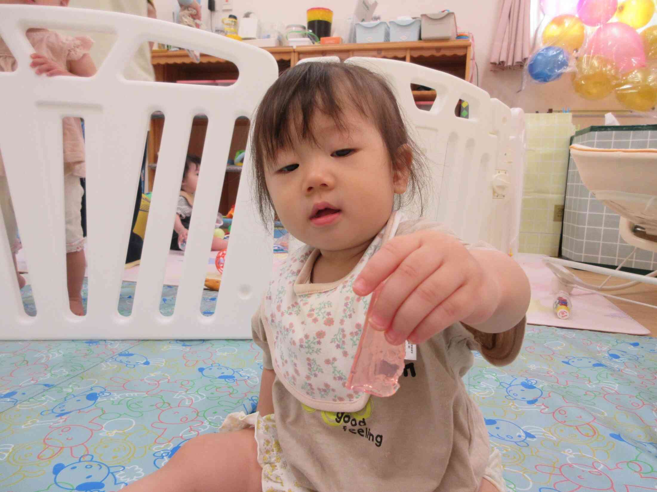 小さくなった寒天を持ち上げて満足そうな様子♪ 