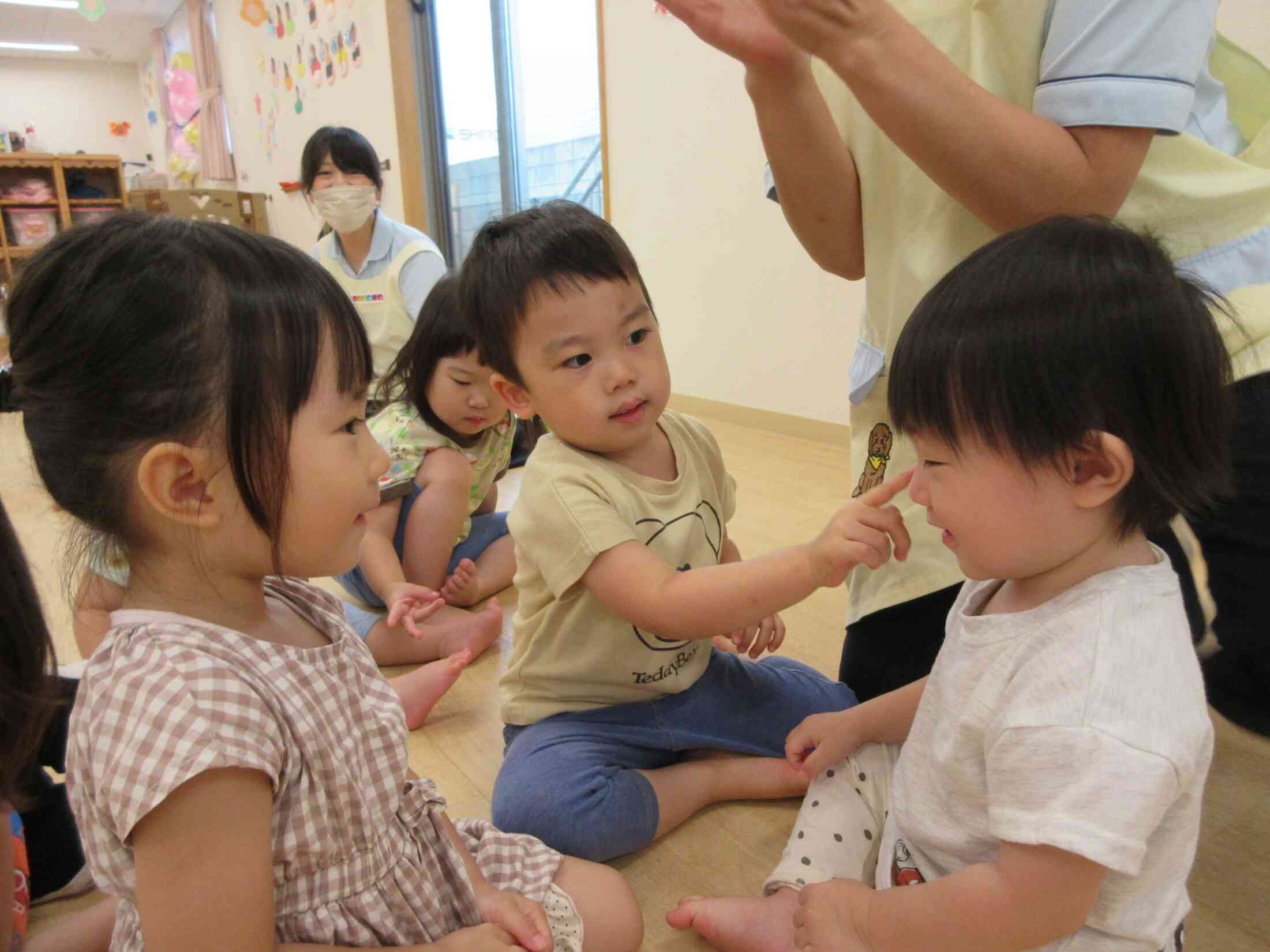 ふれあい遊びで心も温かくなります♡