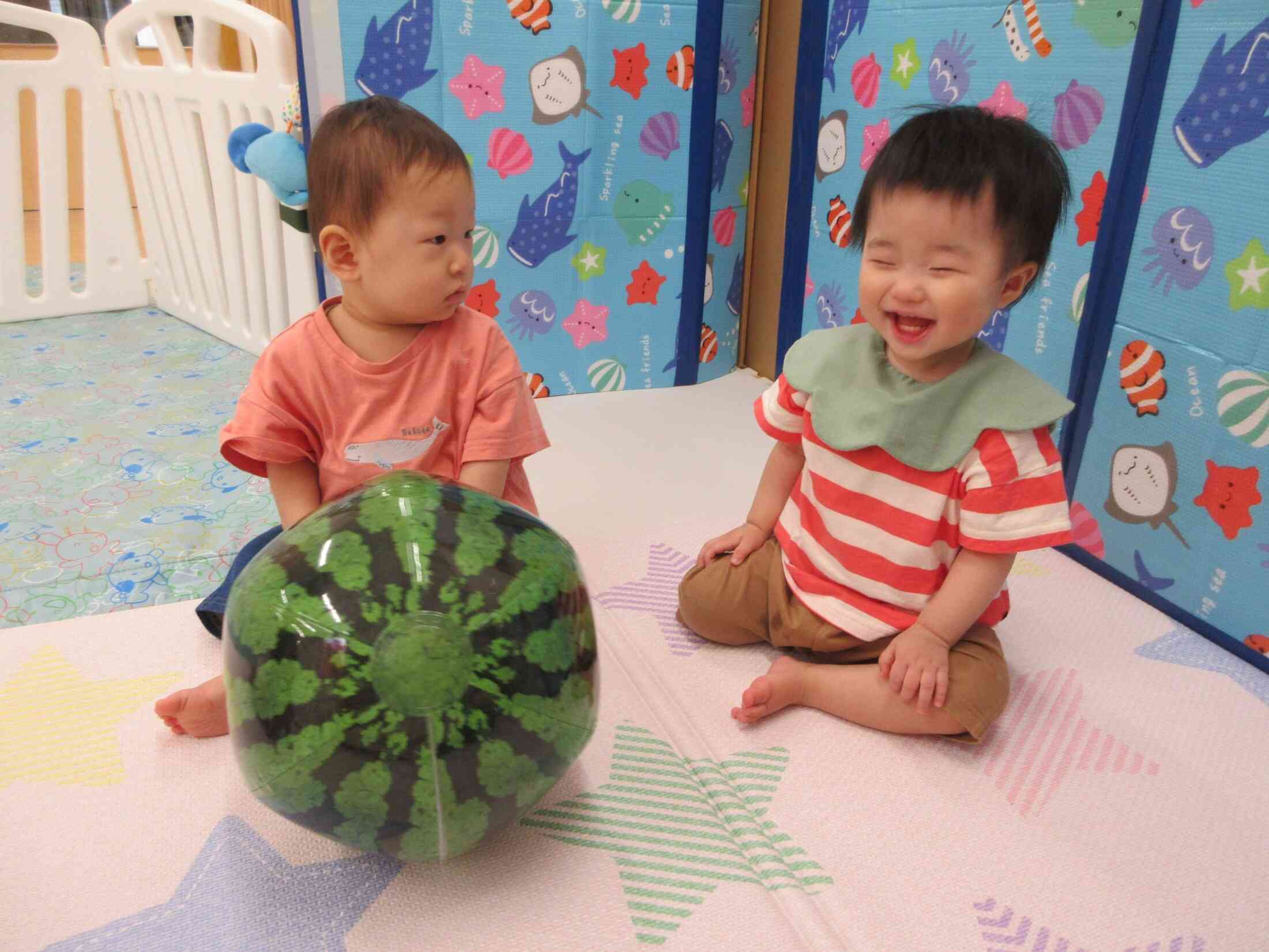 大きなすいかボールがコロコロ♪大笑いしているお友だちを見つめる姿もなんとも言えずかわいいです♡