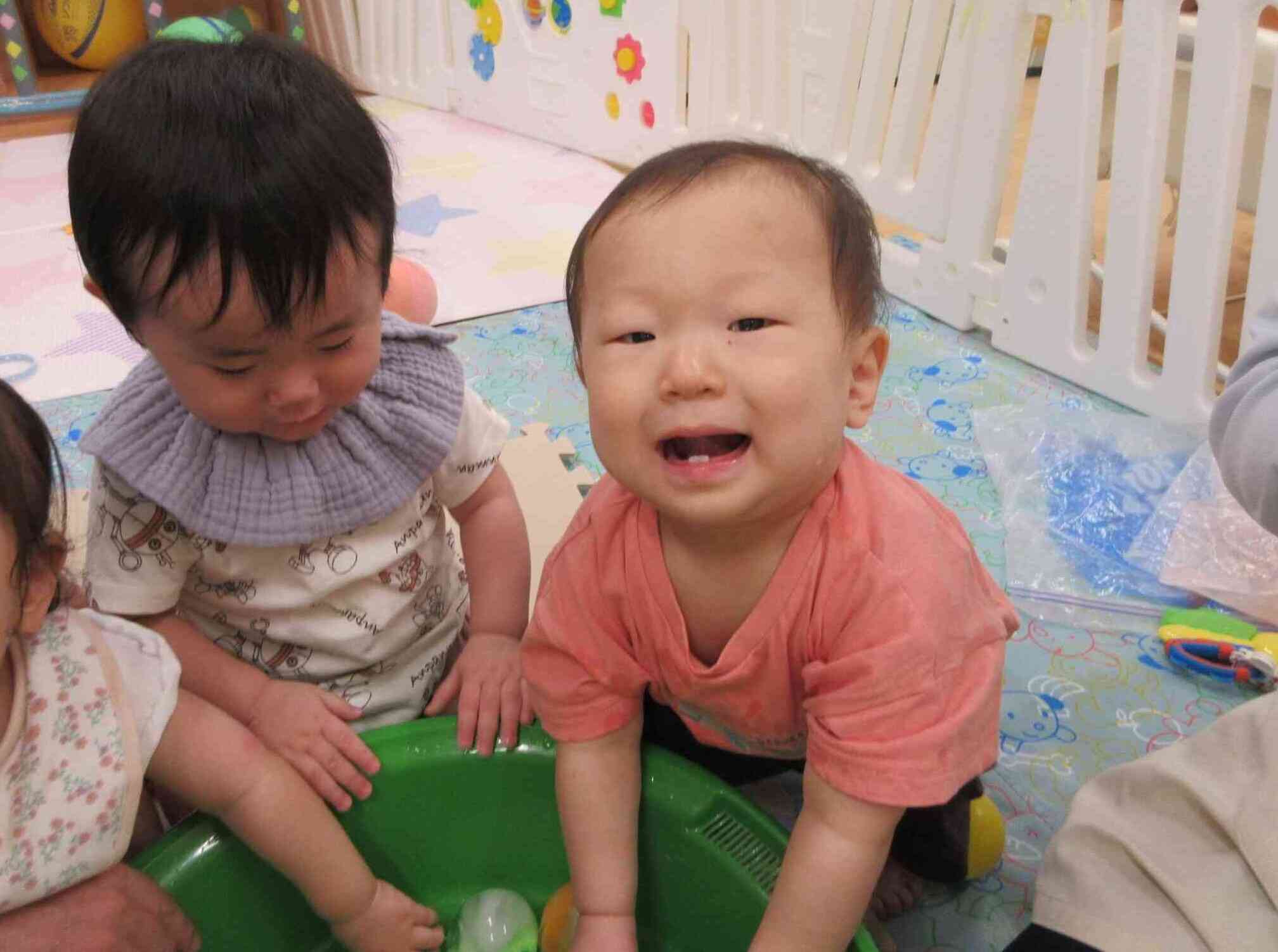 ひよこ組の氷遊び～0歳児～