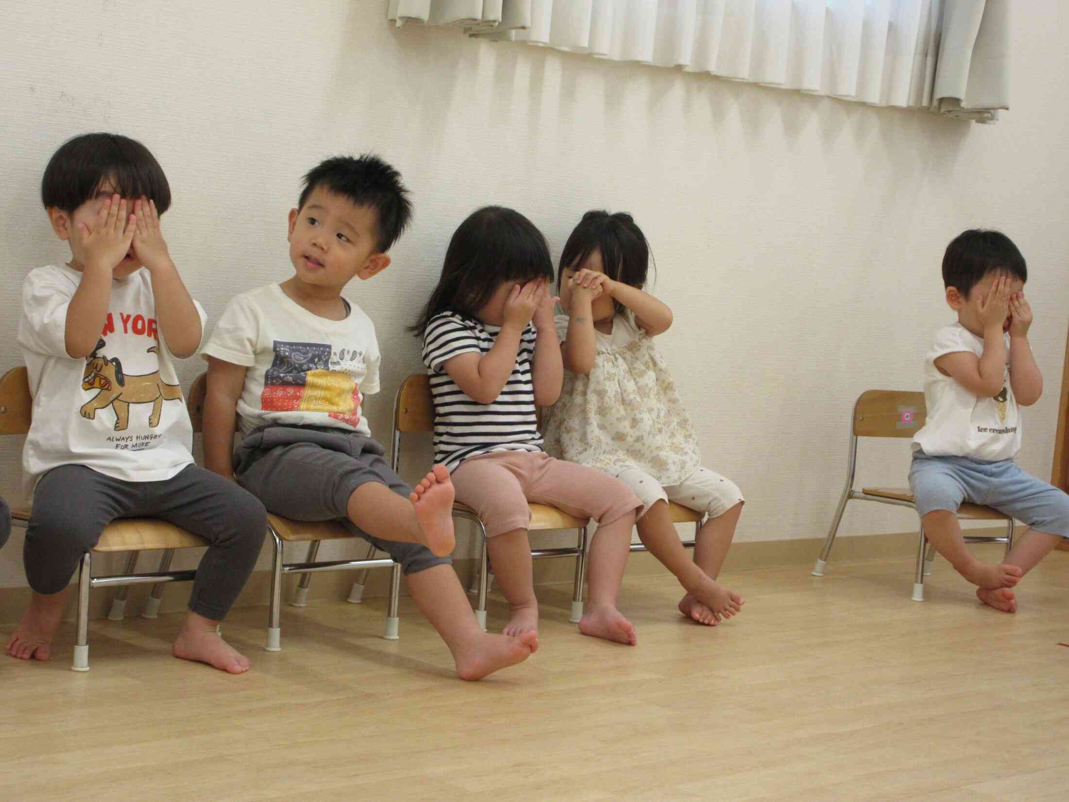 うさぎ組さん（2歳児）はルールもレベルアップ！お部屋に隠してあるカードを探しておばけちゃんの元へ。待っているときの姿も可愛いね♡