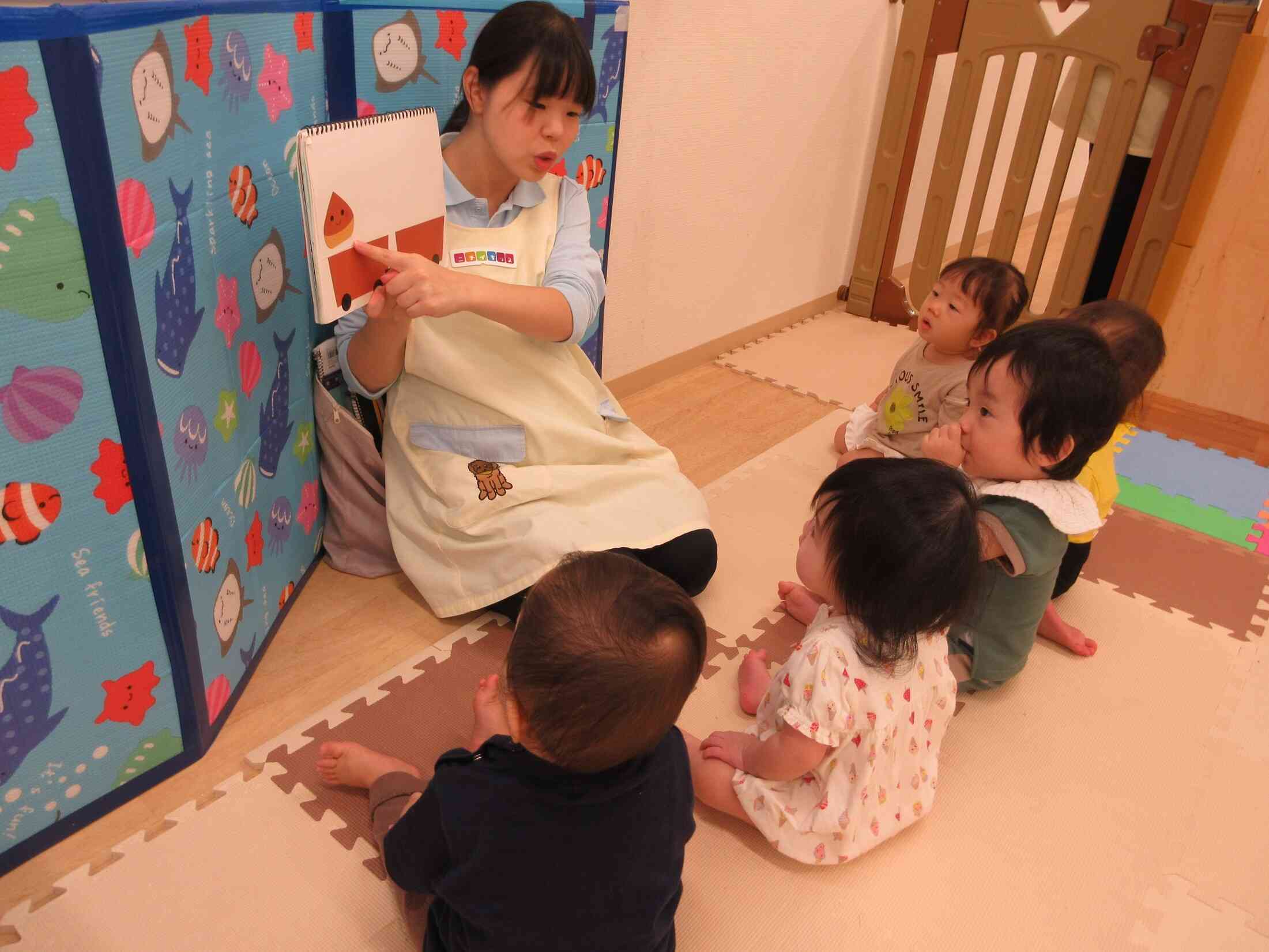 ひよこ組（0歳児）先生の読んでくれる絵本が大好き！