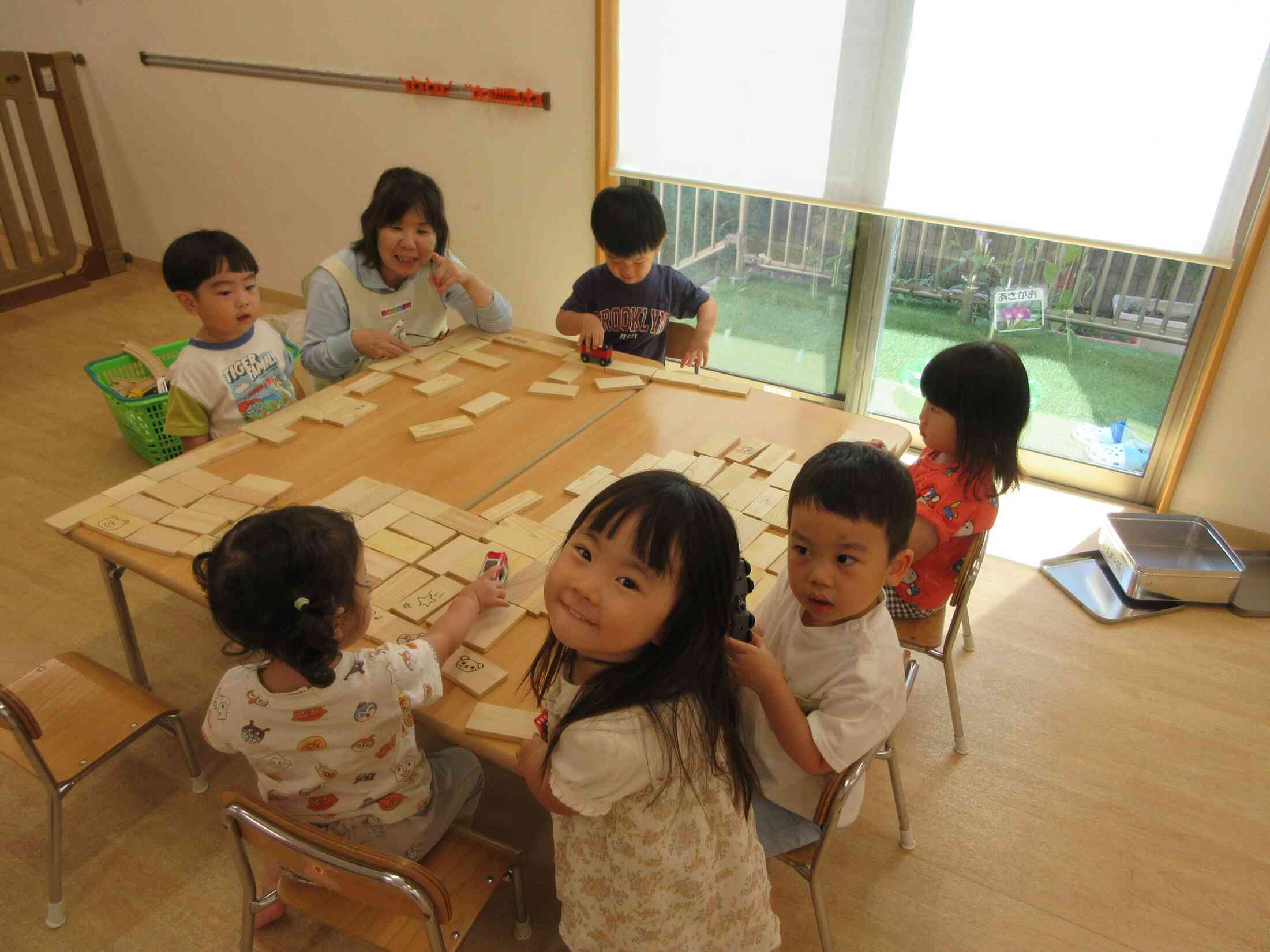 かまぼこ板を使って線路づくり！イメージする力が育っています。