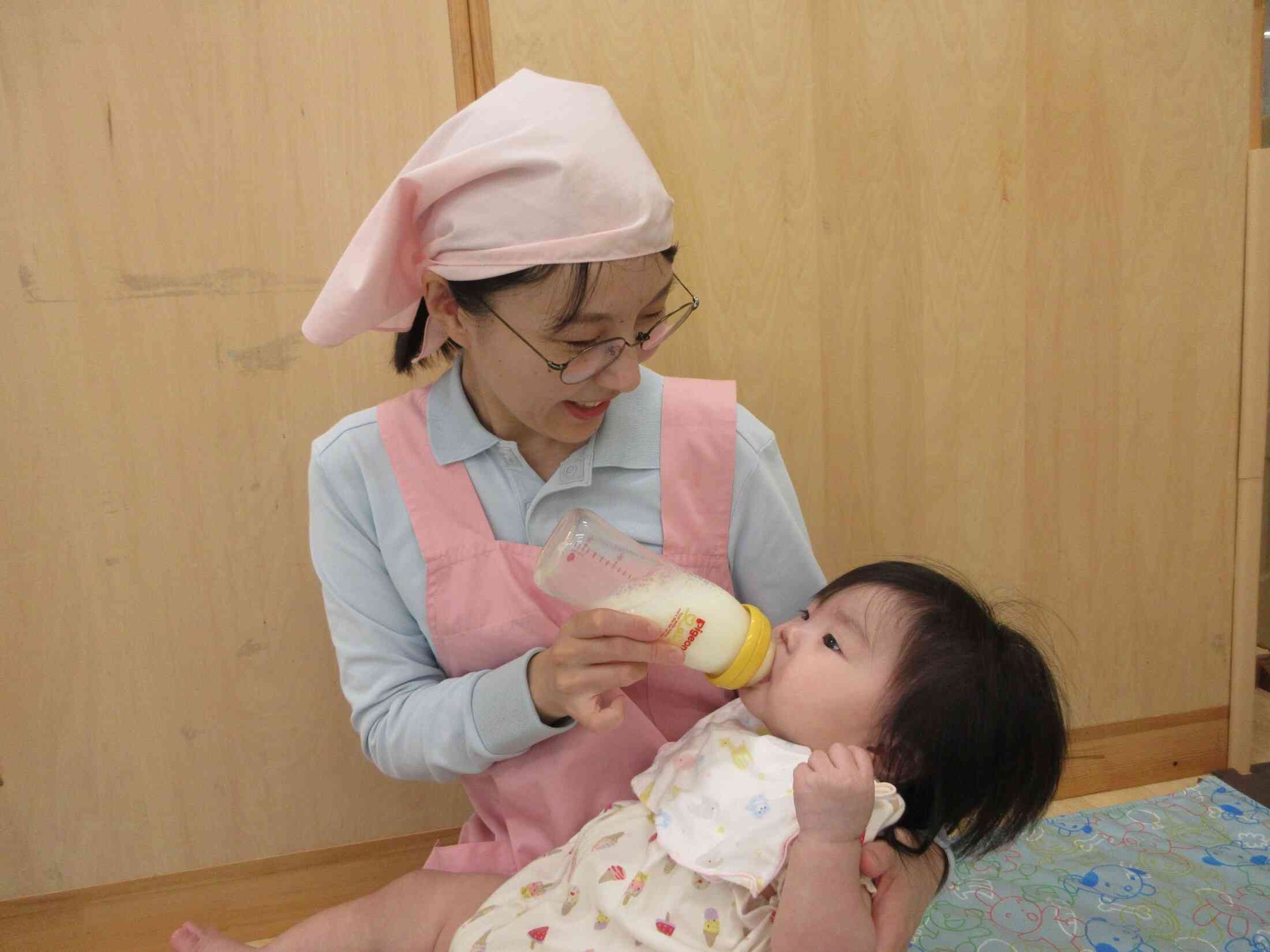 「食欲の秋」先生が抱っこして飲ませてくれるミルク…おいしい！