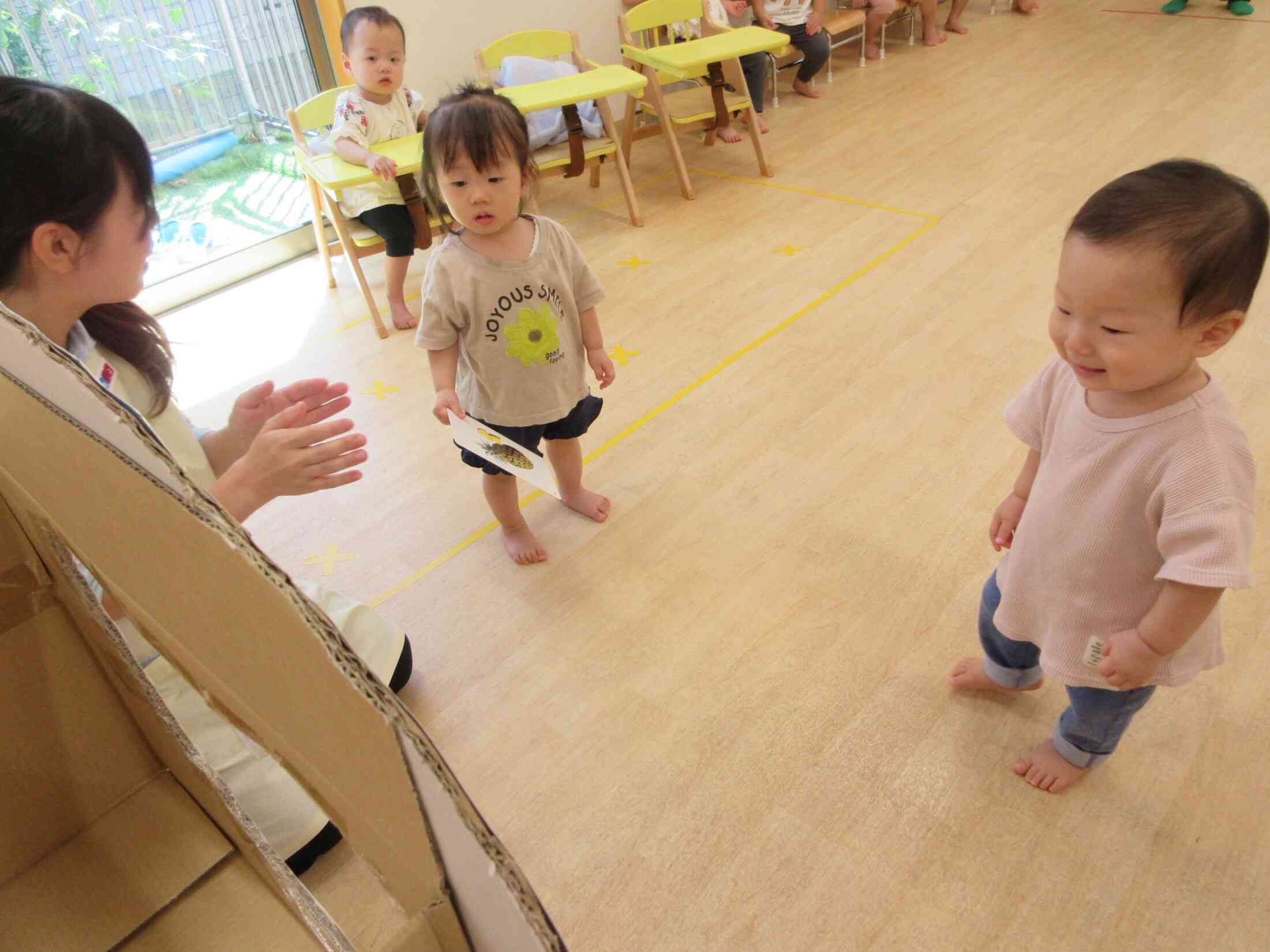 ひよこ組さん（0歳児）は てちてちと可愛らしくおばけちゃんの元へ！おばけちゃんよりもカードに興味津々でしたよ！