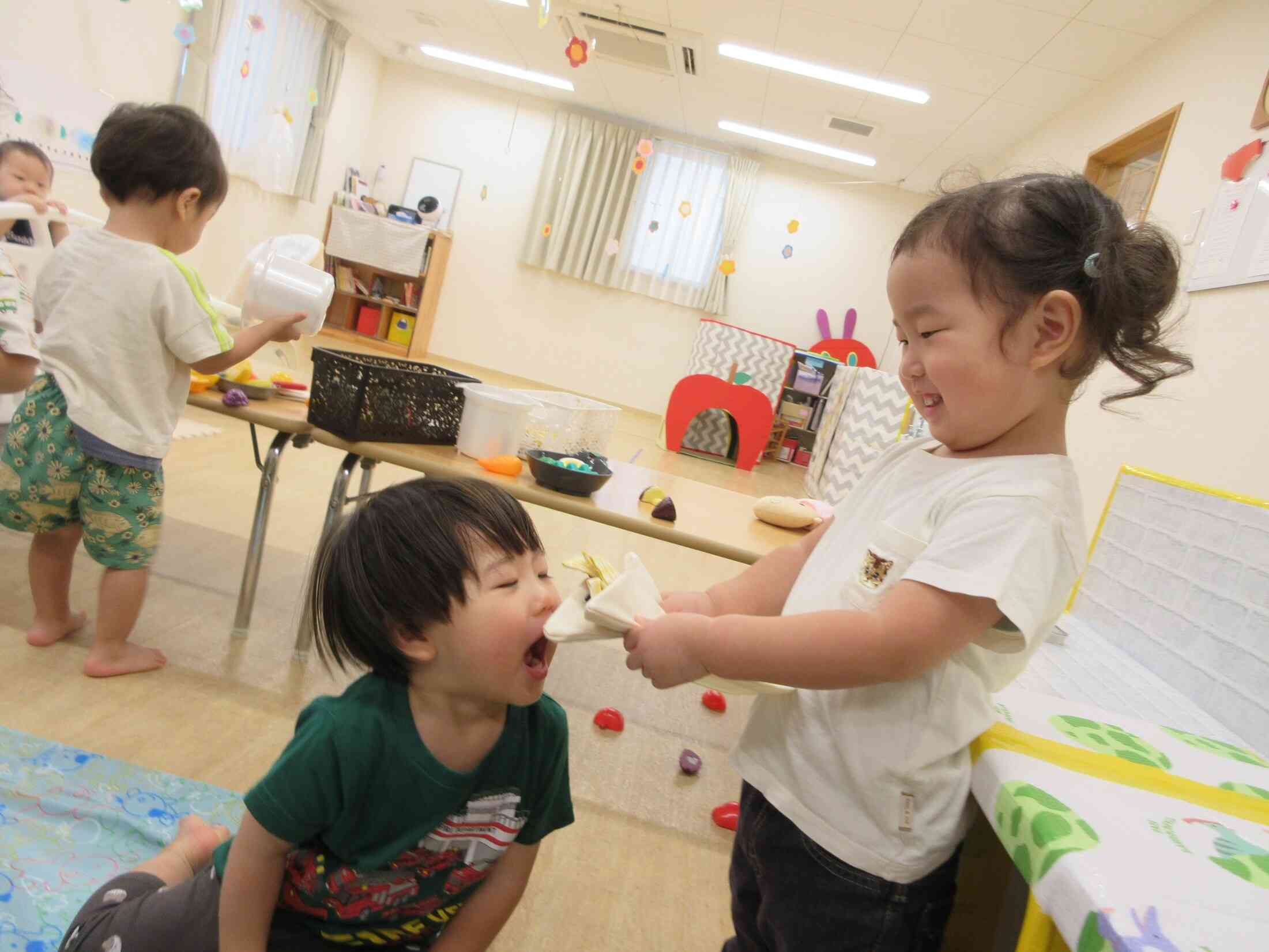 「サンドイッチどうぞ♪あ～ん!!」