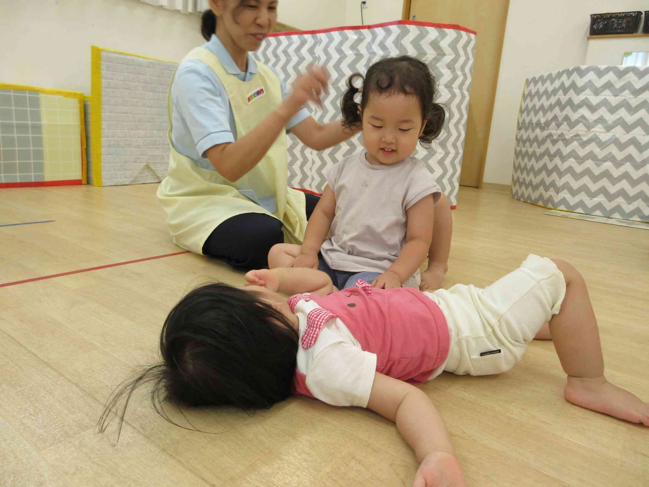 ふれあい遊び『からだがピアノになりました』。お友だちと遊ぶのって楽しいね♪