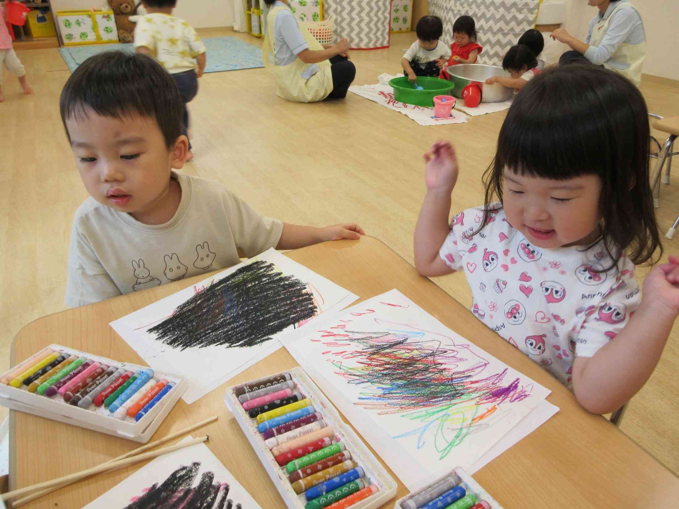 黒色のクレヨンで上から塗りつぶすよ～！