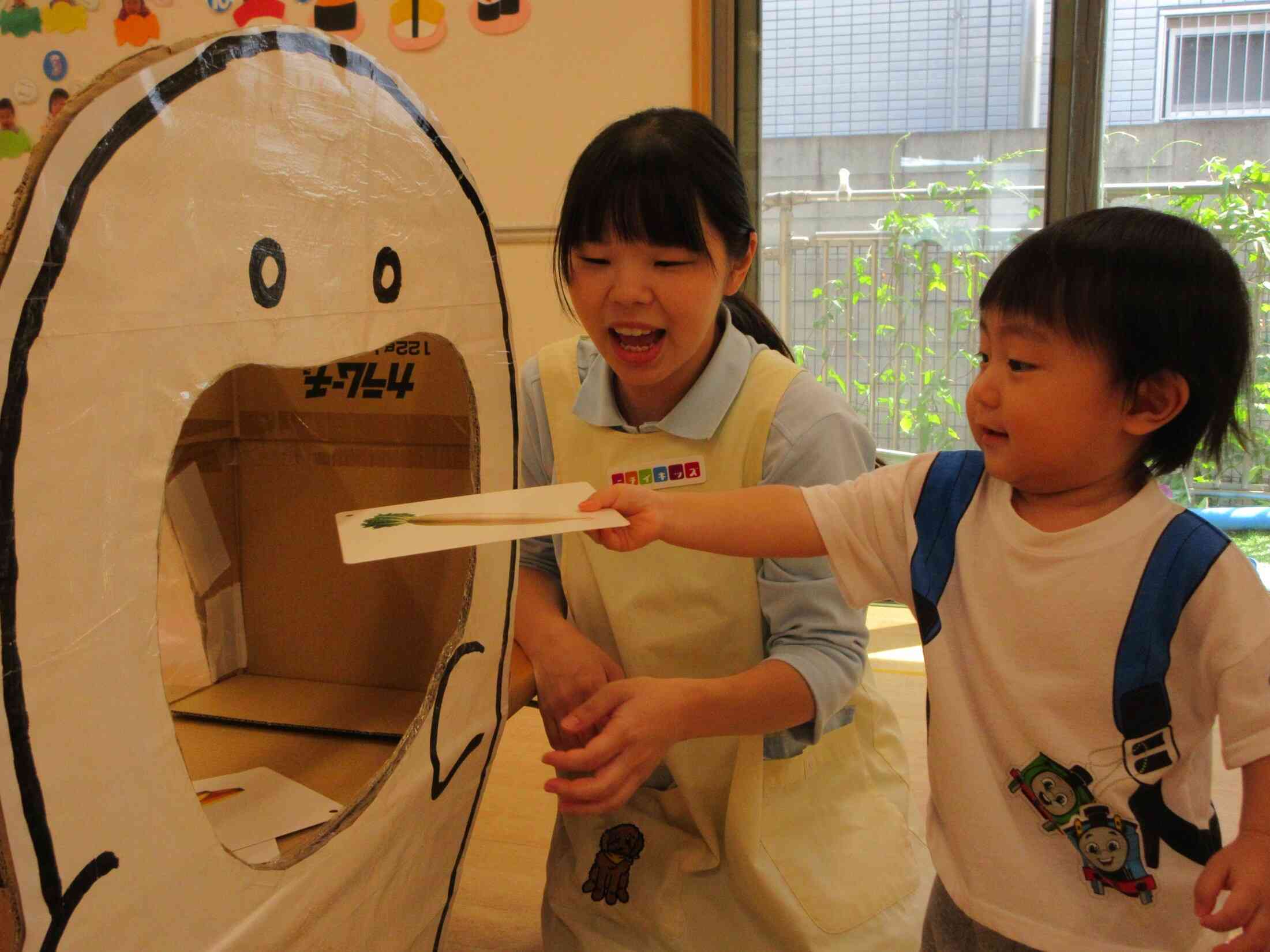 あひる組さん（1歳児）は好きなカードを選びます！選ばれたカードは…『だいこん』でした☆ミ