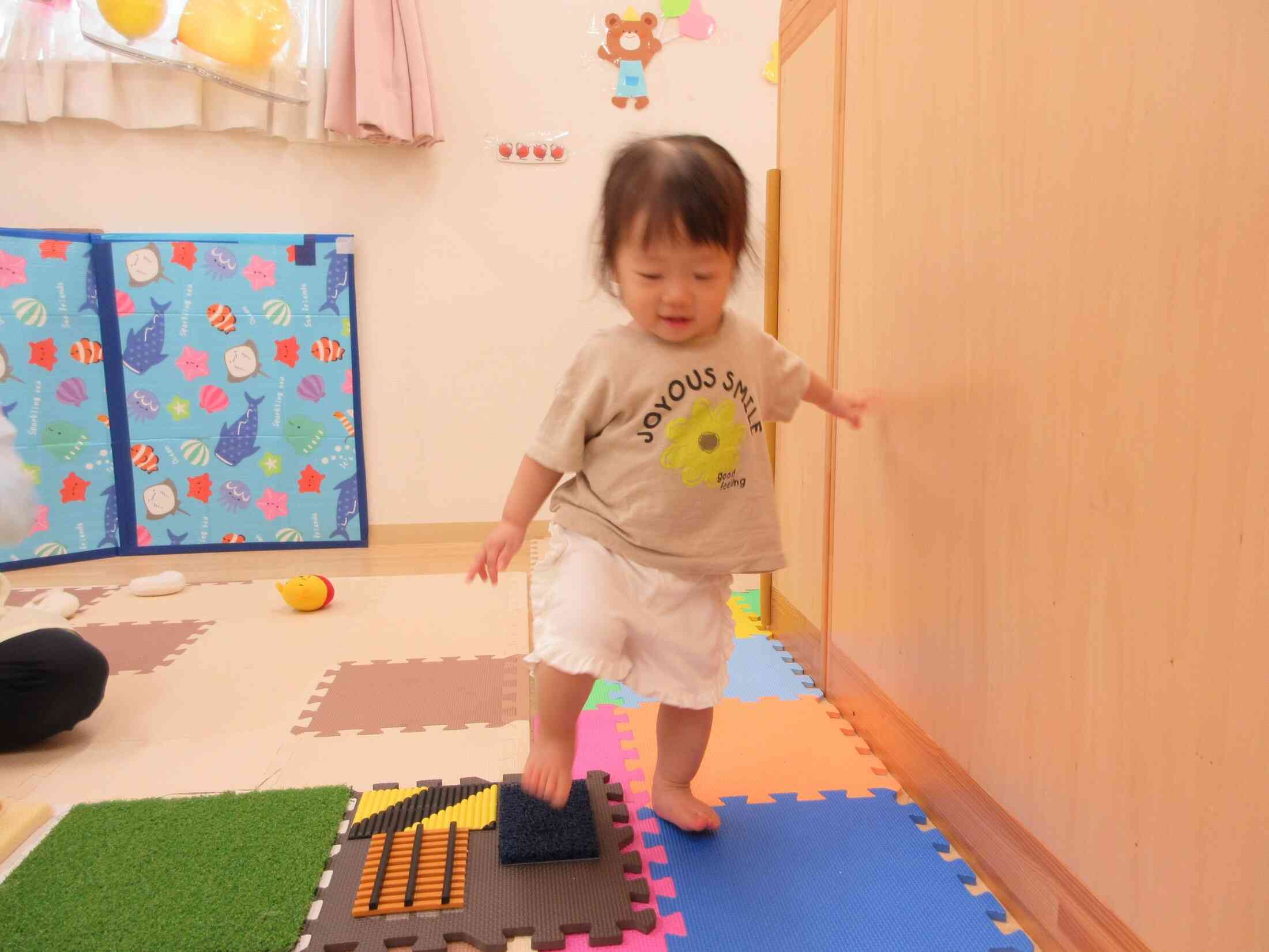 もこもこ道も平気で歩けるよ！どんな感触か確かめながら歩いていますよ♪