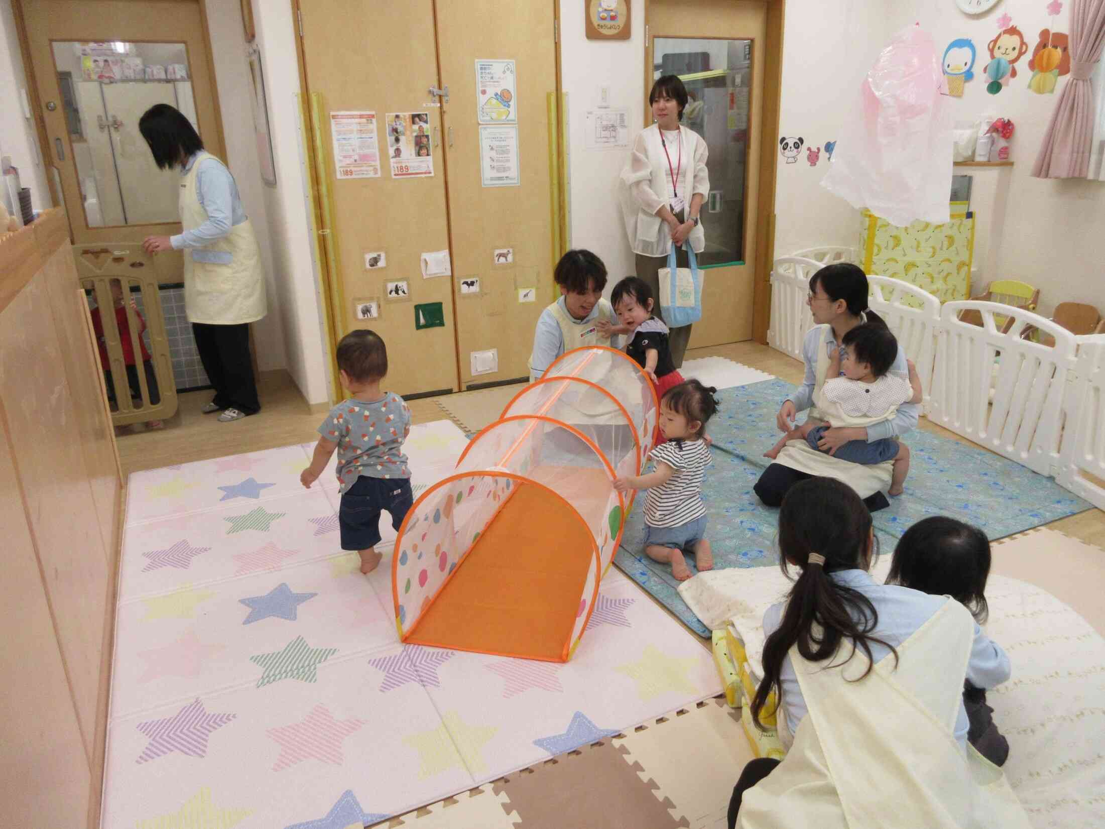 0歳児がトンネルくぐりを楽しんでいます☆