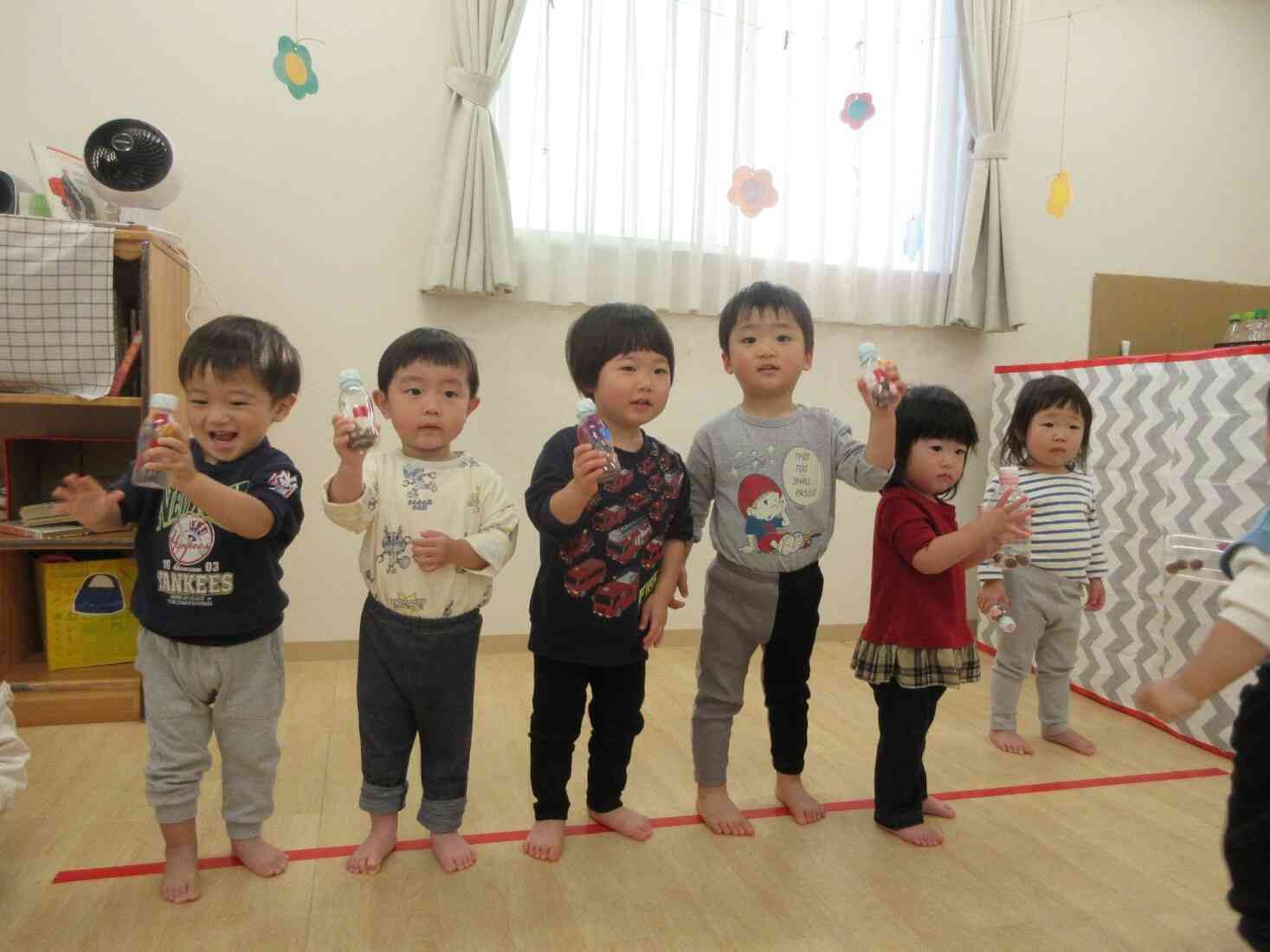 どんぐりのマラカスを作ったよ♪あひる組（1歳児）