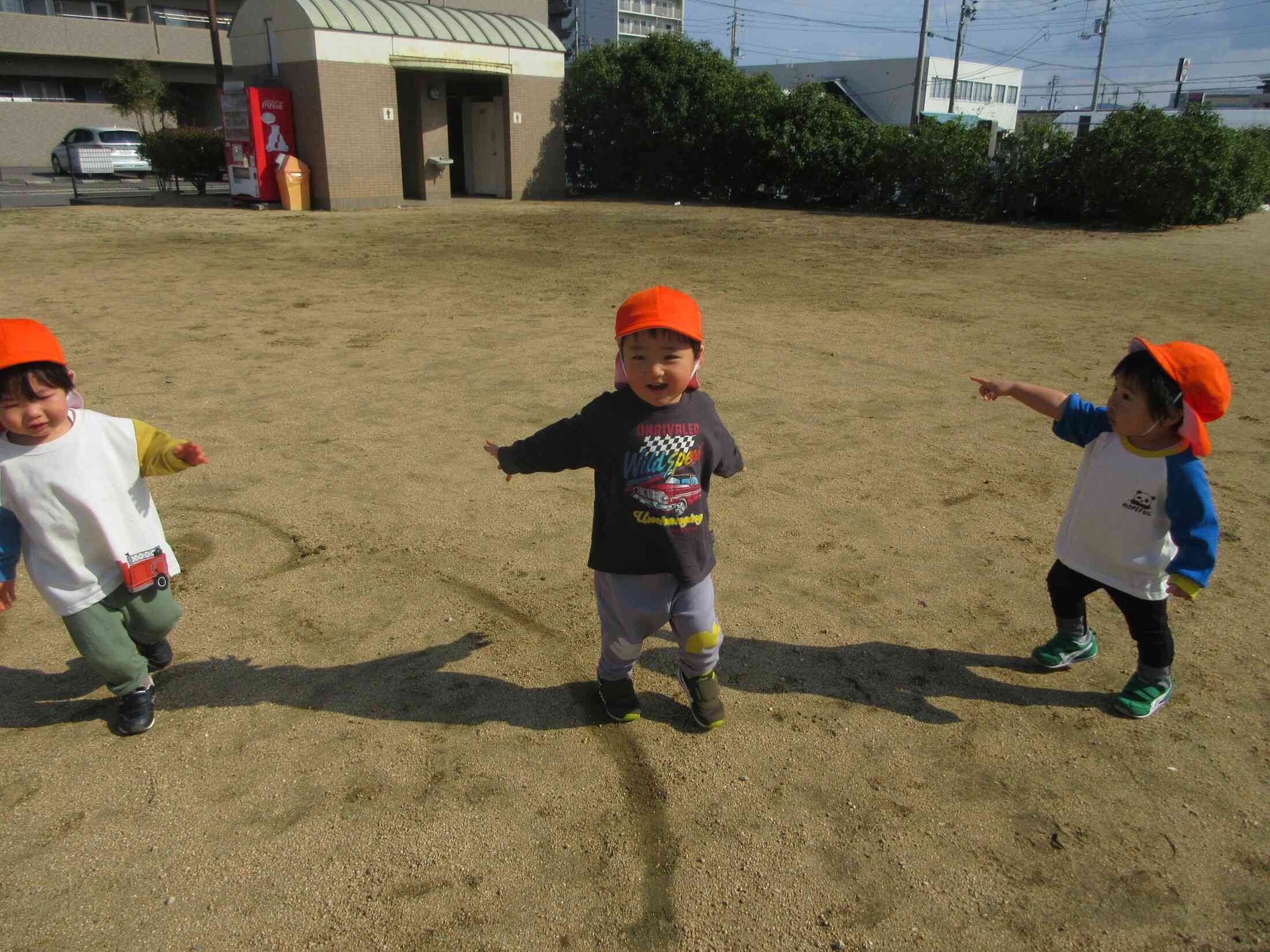 待て待て~ 逃げろー先生につかまっちゃうよー♪