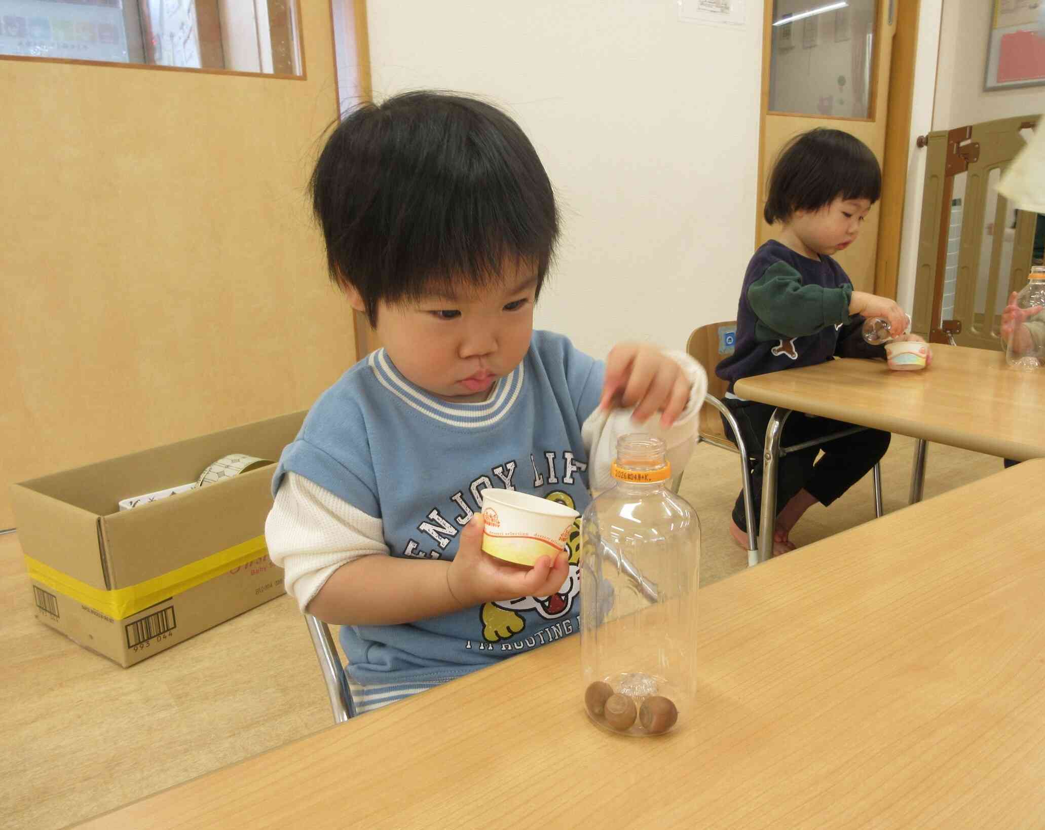 真剣なまなざしでどんぐり入れに夢中です♡