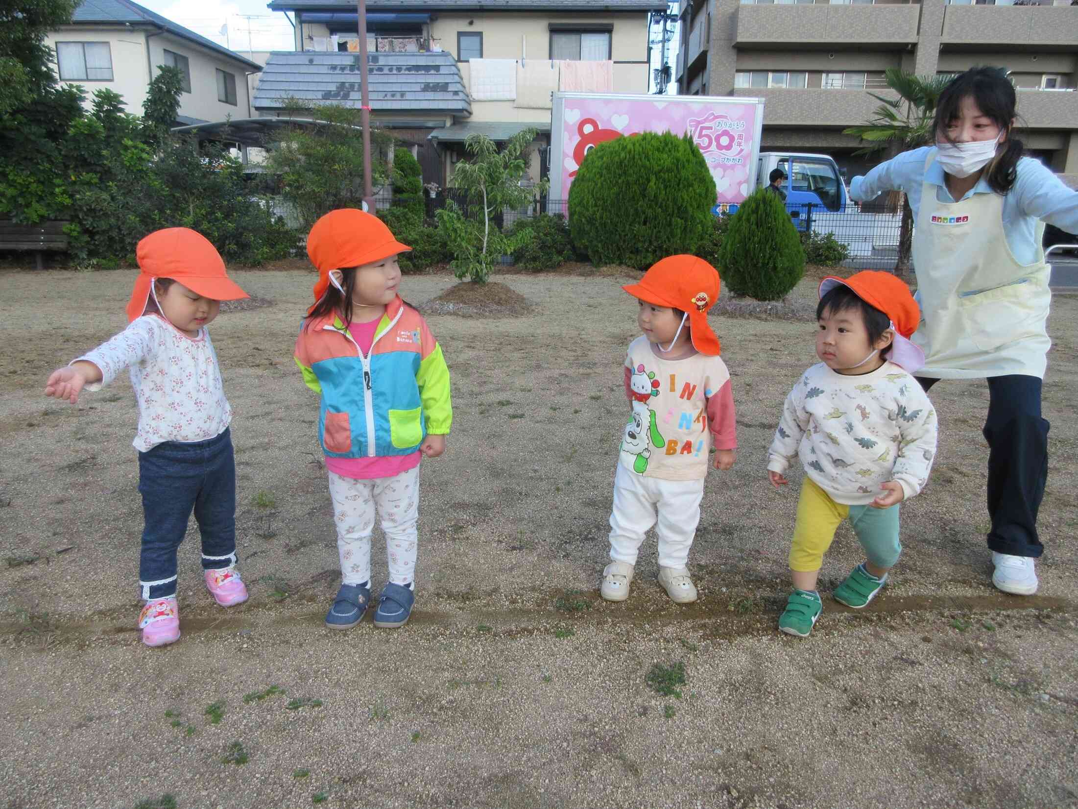 よーいドン!公園でのかけっこ。先生に負けないぞ~