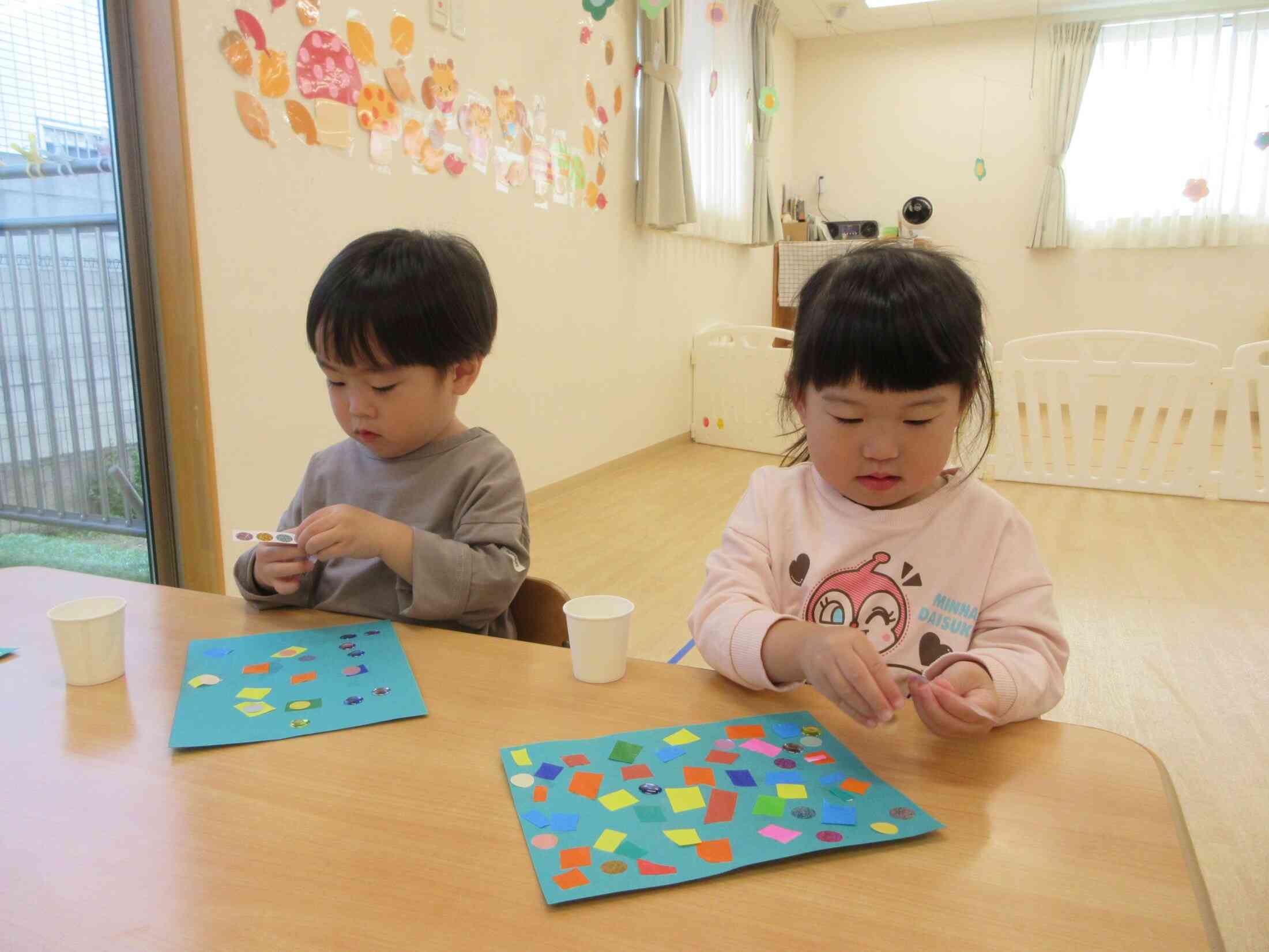 シールも貼ったよ!いろいろな素材のシールをスムーズに剥がせるようになっているよ★