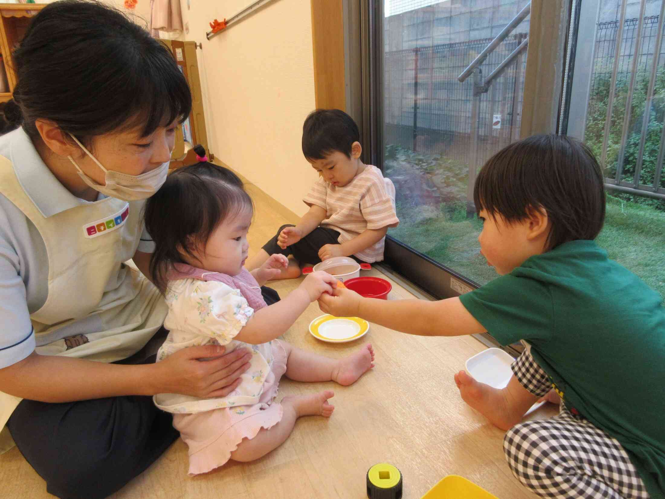 １歳児さんが０歳児さんとおままごとTIME☆とても優しいまなざしです♡