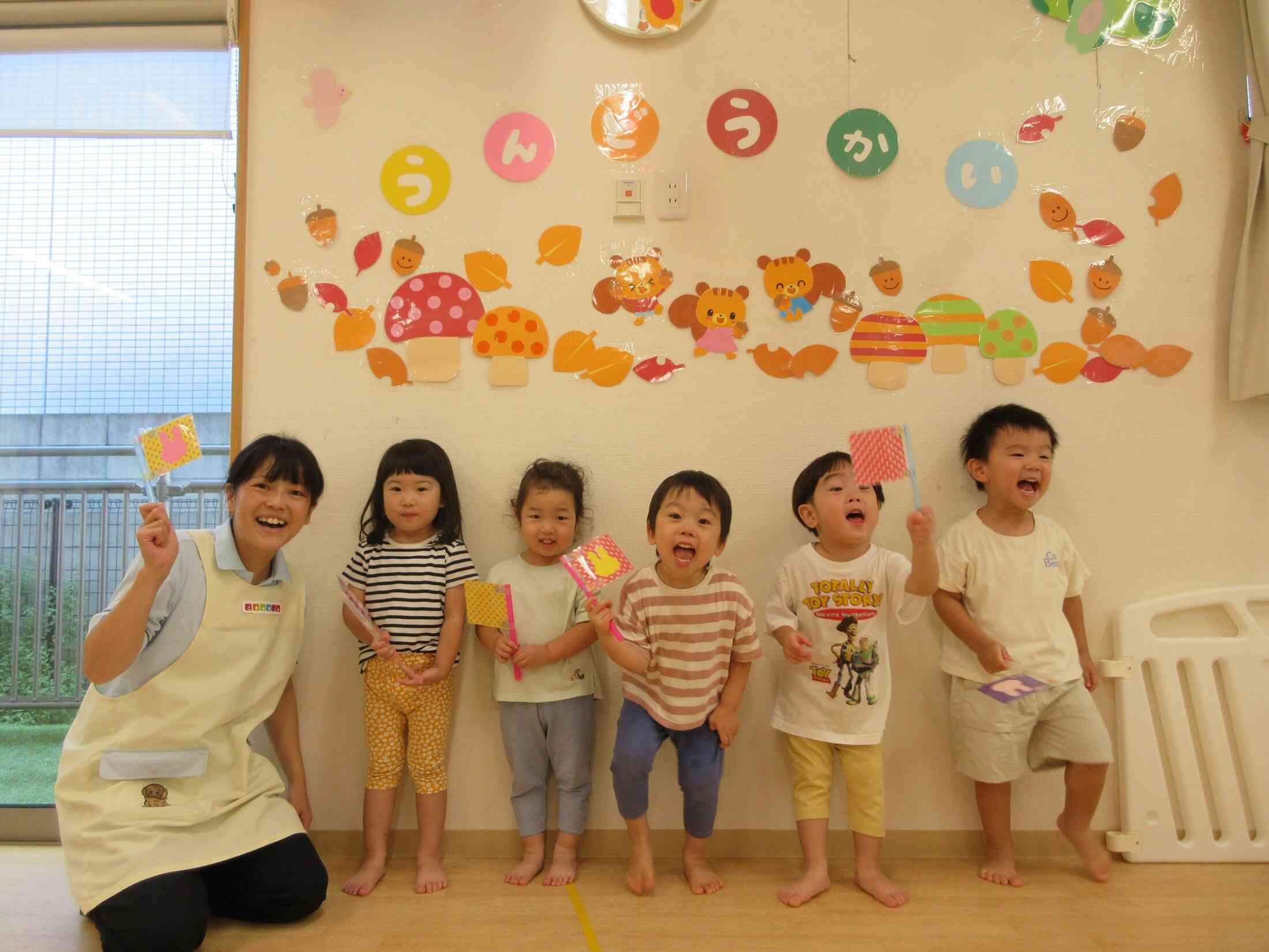 運動会ではうさぎ組（２歳児）が応援団！”フレ～フレ～”