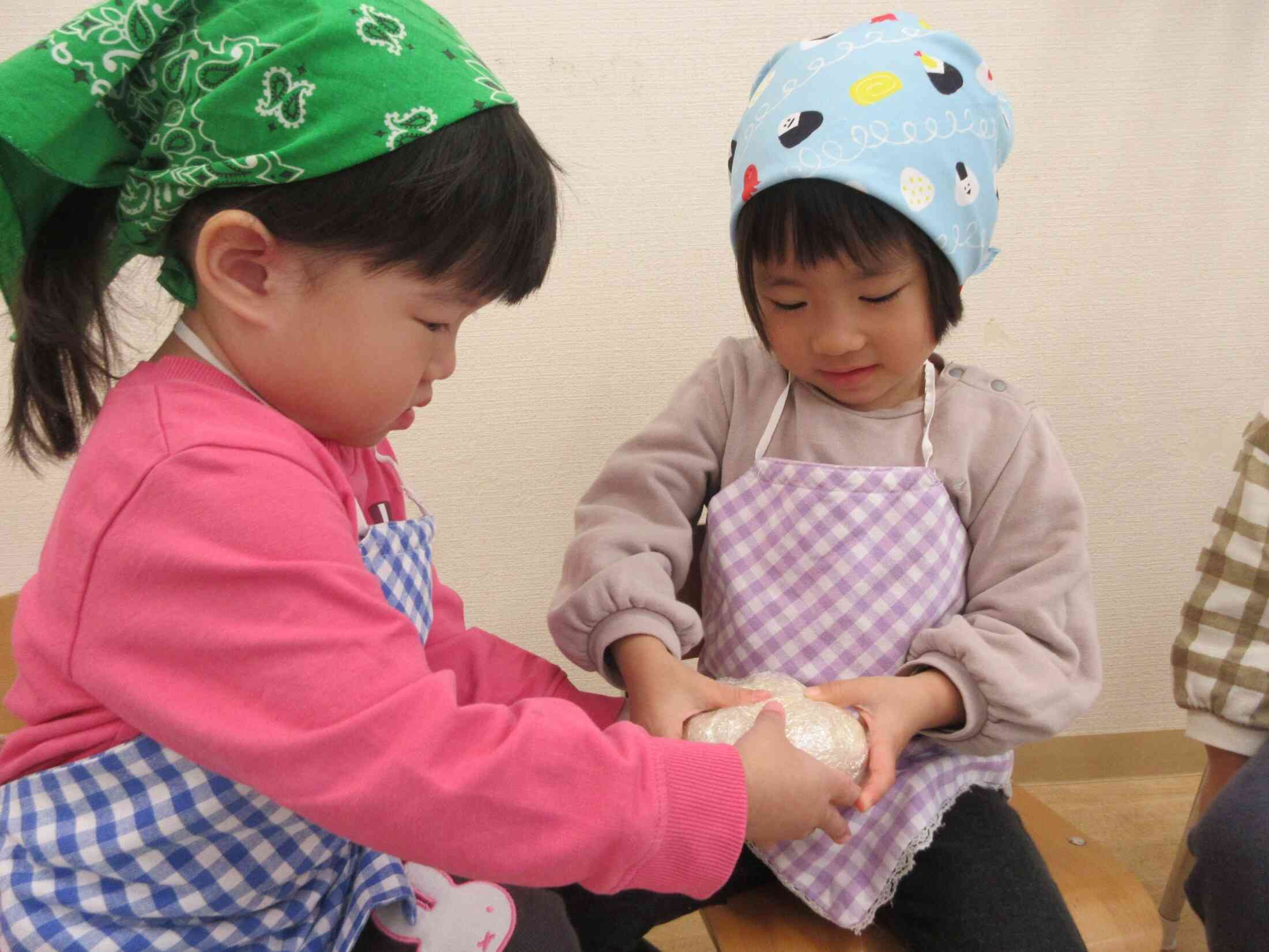 「冷たいね」お友だちと生地の感触を確かめあっています♡