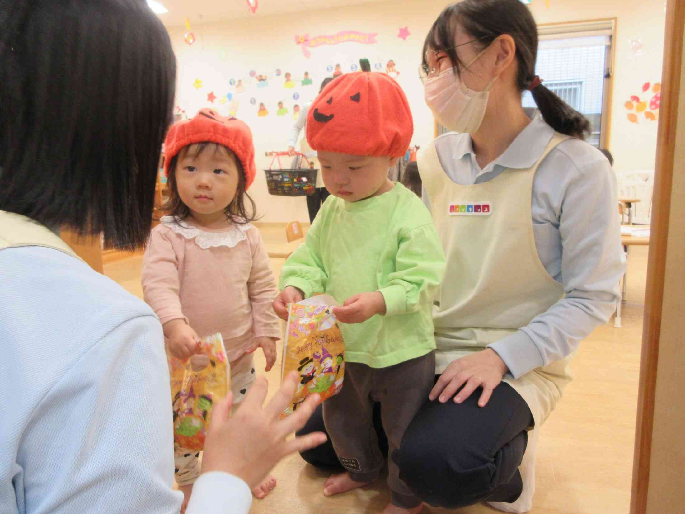 ハッピーハロウィン!お菓子をくれなきゃ いたずらしちゃうぞ… 園長先生からお菓子をもらっちゃった☆