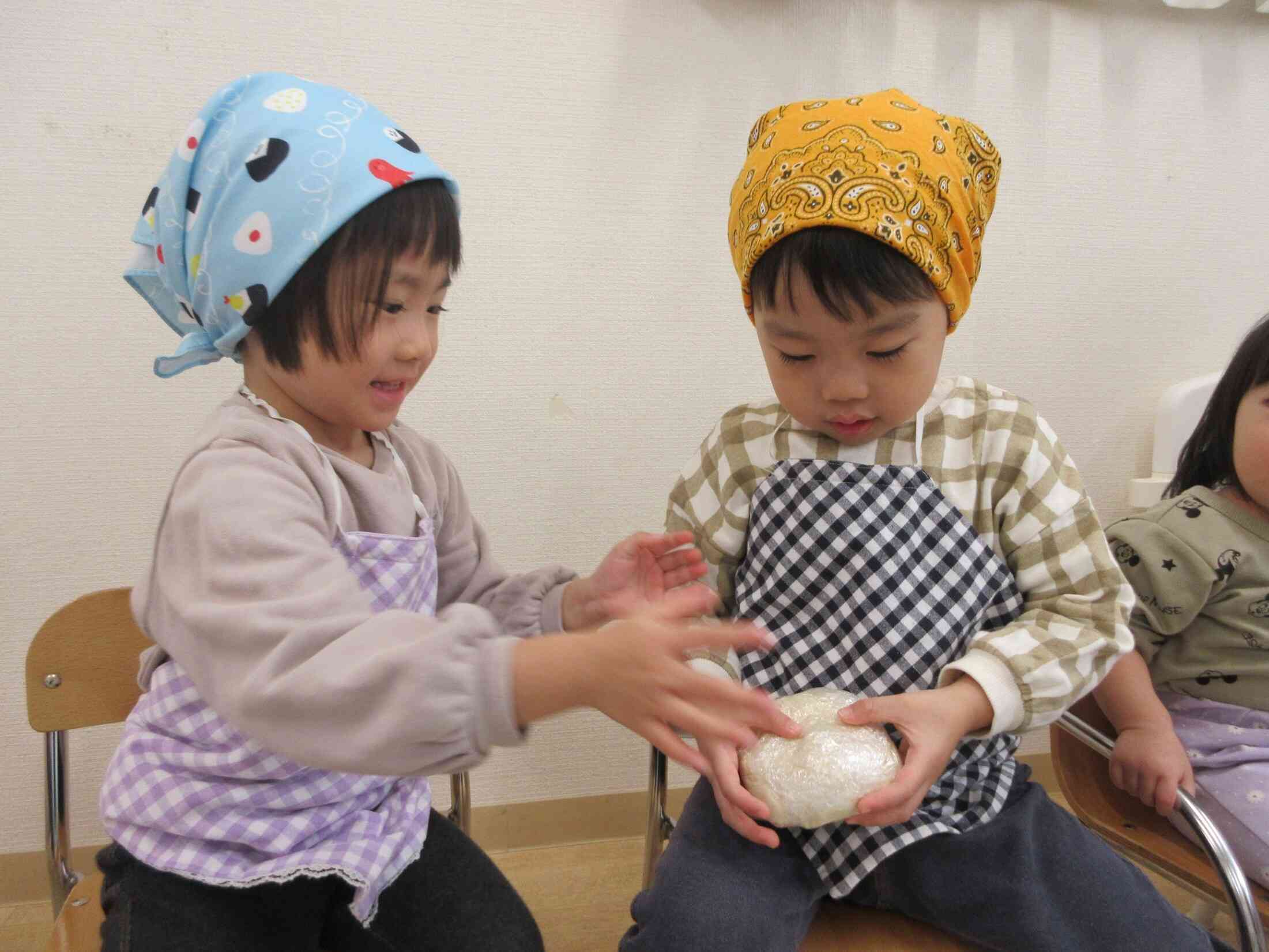 うさぎ組（2歳児）がかわいいシェフになってくれました♡
