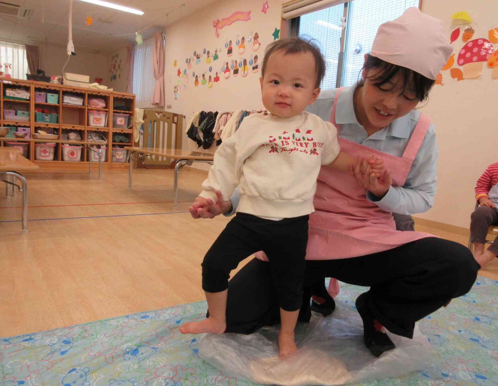 初めてチャレンジする０歳児（ひよこ組）も興味津々で音楽に合わせながら足踏みや手拍子をしていました♪