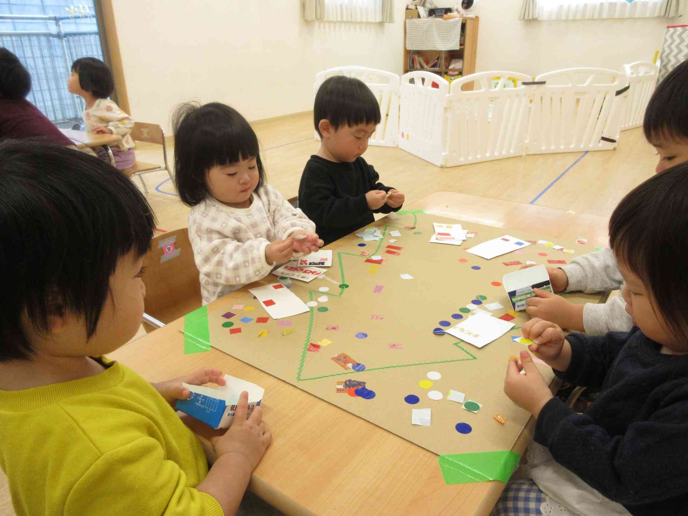 もうすぐクリスマス☆クリスマスツリーの飾りつけをしたよ♪