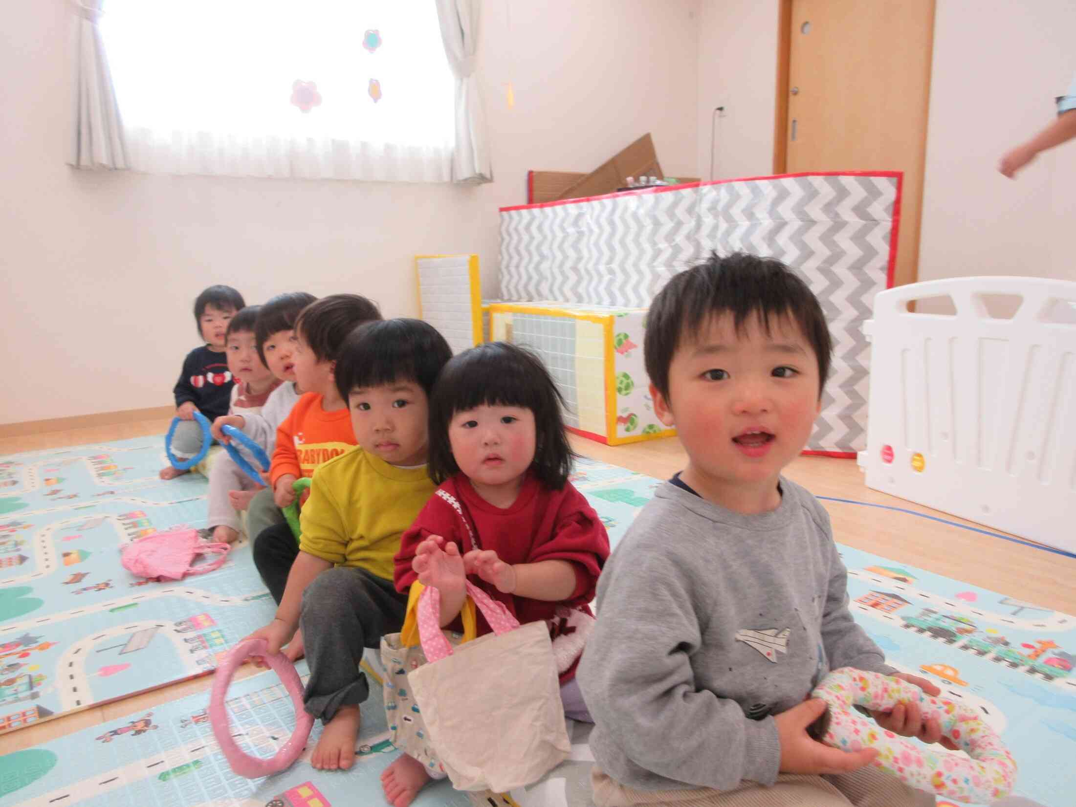 あひる組さ～ん！（１歳児）見てみて！長い電車にお客さんがたくさん乗ってるね♡