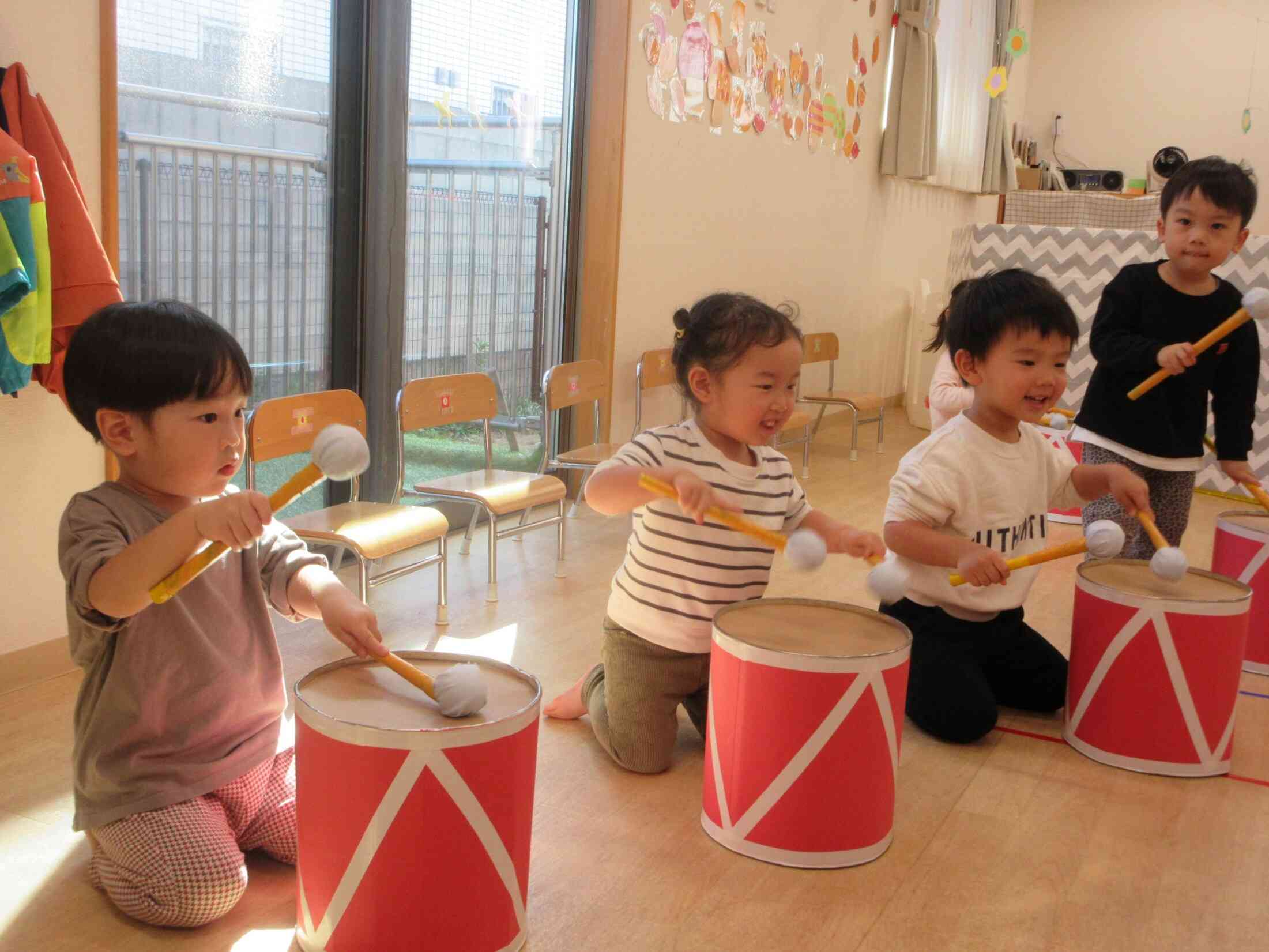 うさぎ組（２歳児）のリズムあそびです♪てっきんやピアノの音色に合わせて軽快な太鼓のリズムが鳴り響きます♪