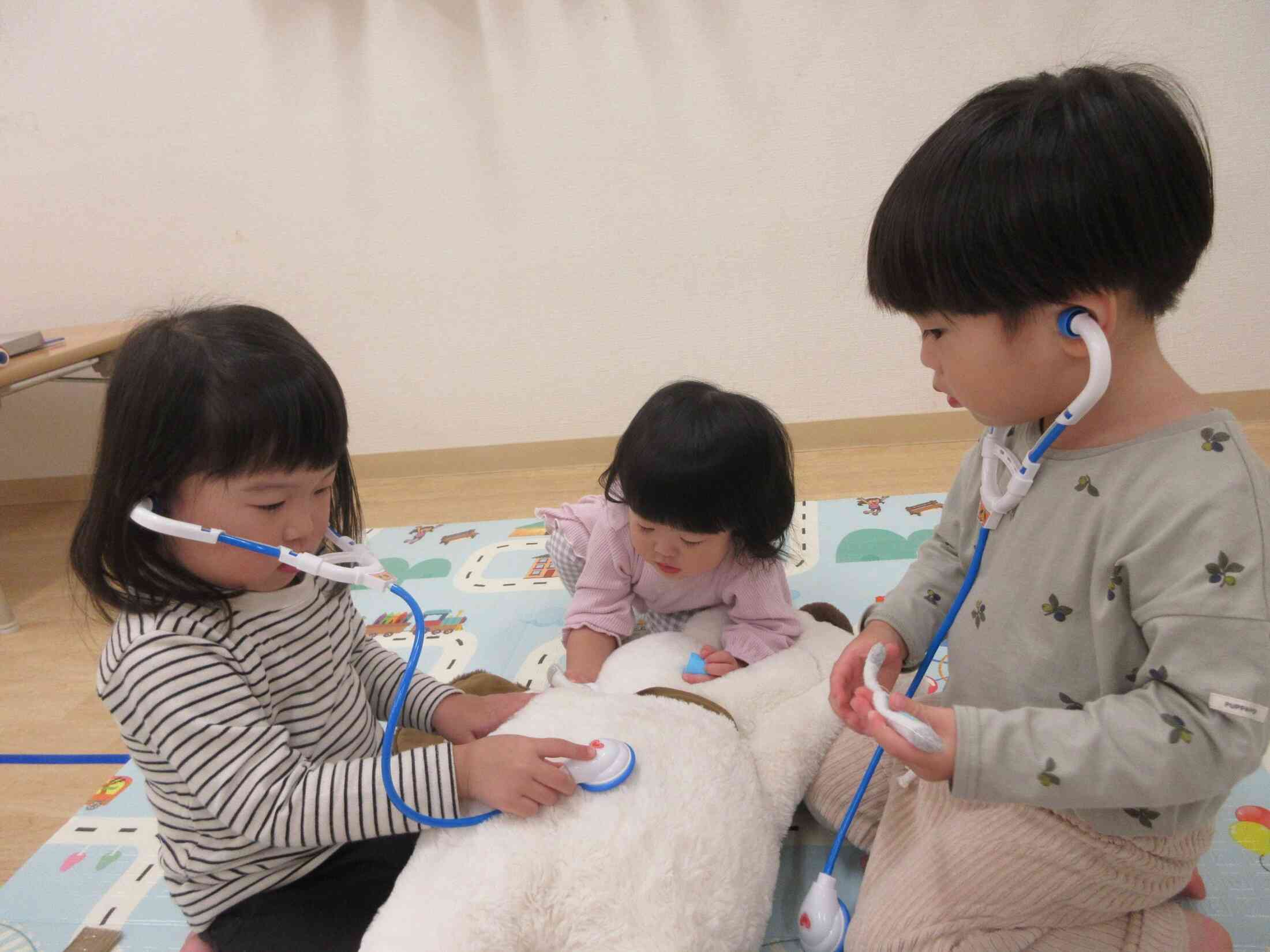 うさぎ組（2歳児）さんとあひる組（１歳児）のお医者さんごっこ♡可愛い会話が聞こえてきましたよ☆