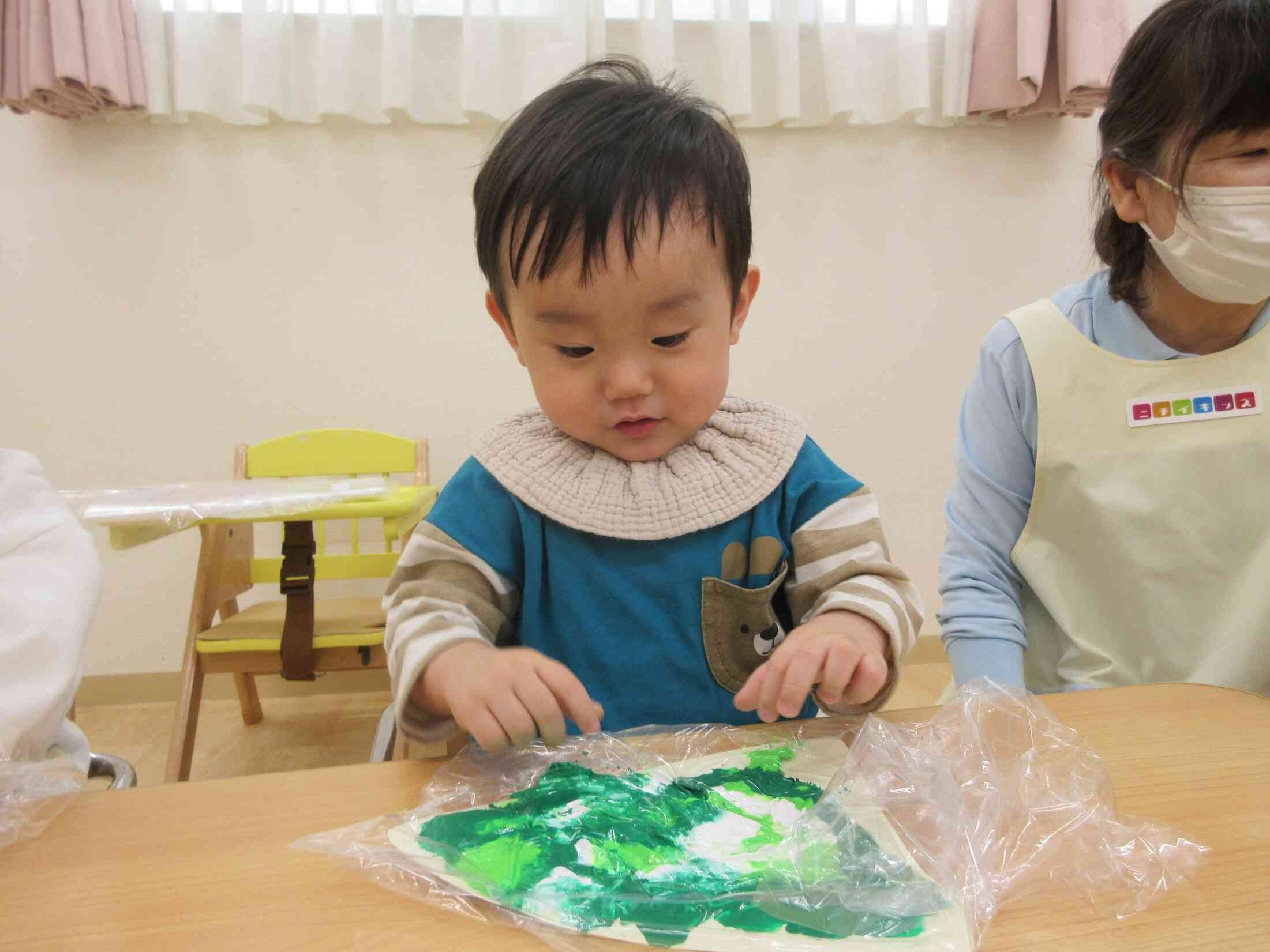 クリスマスツリーを作ったよ。袋の上からトントン…