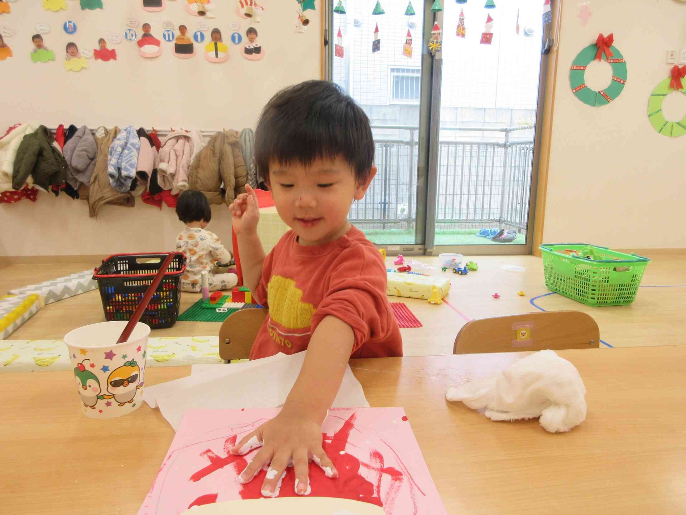 嬉しそうに手のひらに絵の具を塗っていましたよ♪おてても大きくなったね！
