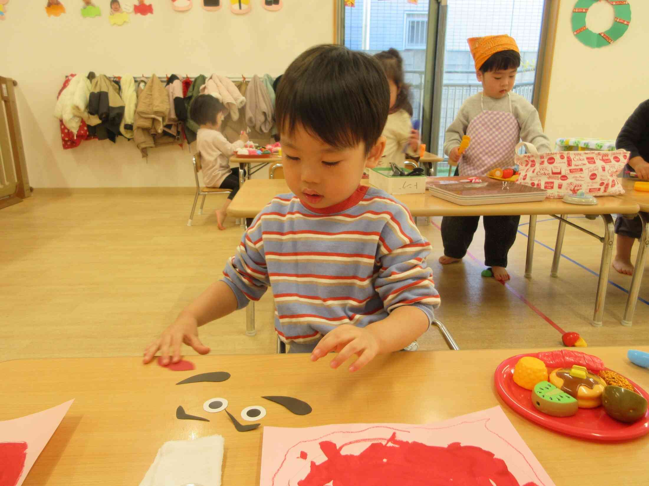 お顔も作ったよ！自分でパーツを選んだよ。かずにも興味をもち、数えながら手に取っていました。