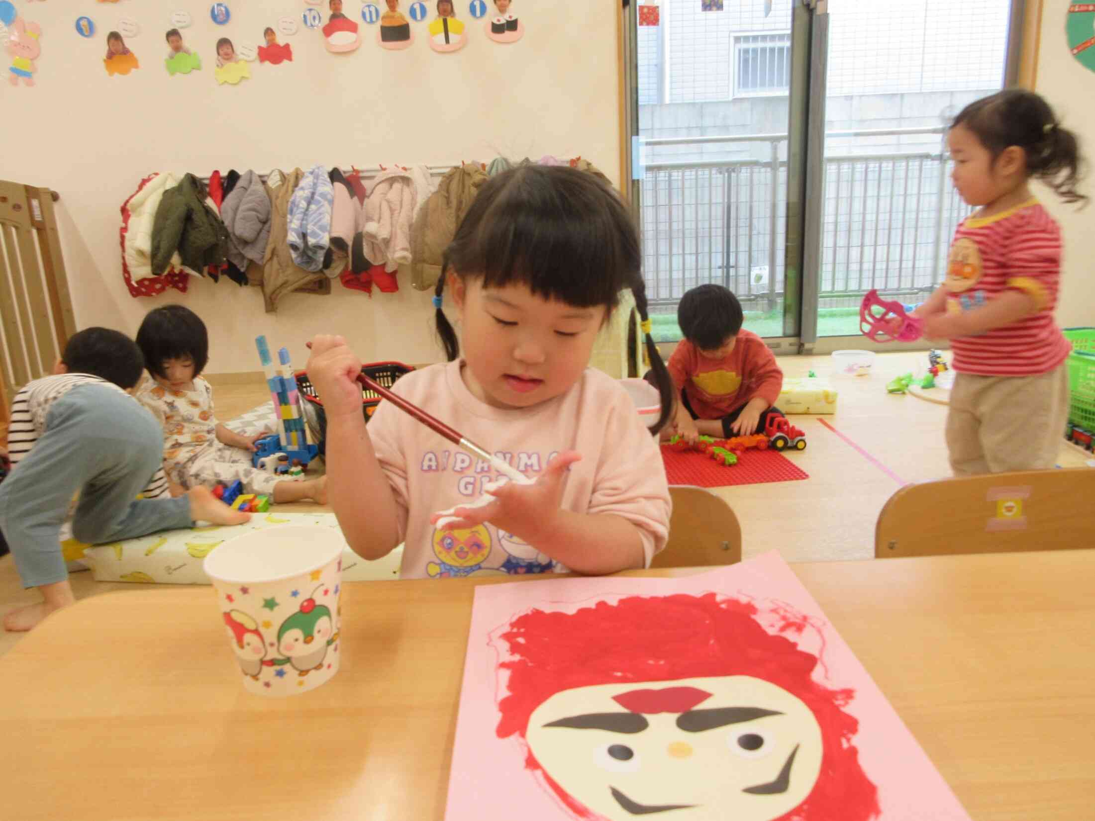 お顔の部位もばっちりです★自分で手形をとることにもチャレンジしました。