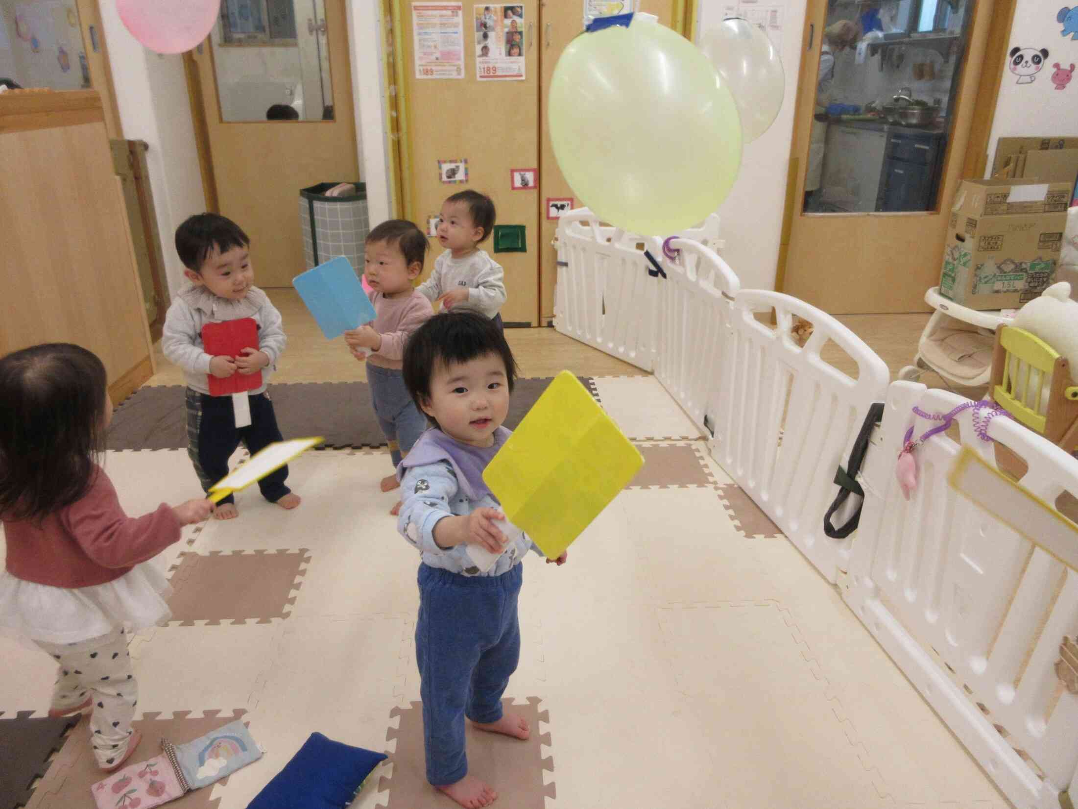 『羽根つき』羽根のかわりに風船をぽーん!