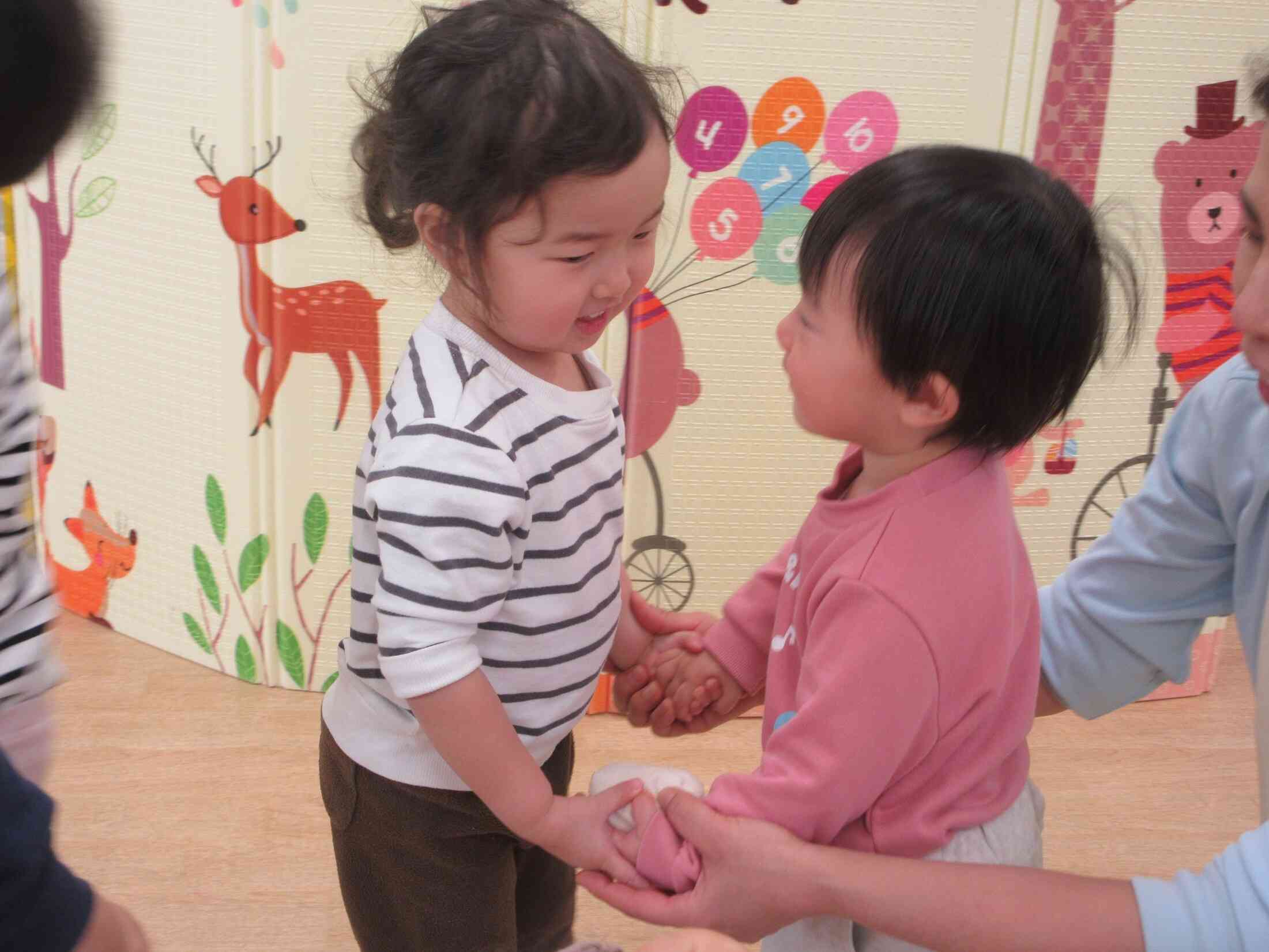 うさぎ組（２歳児）とあひる組（１歳児）のわらべ歌あそびです♪
