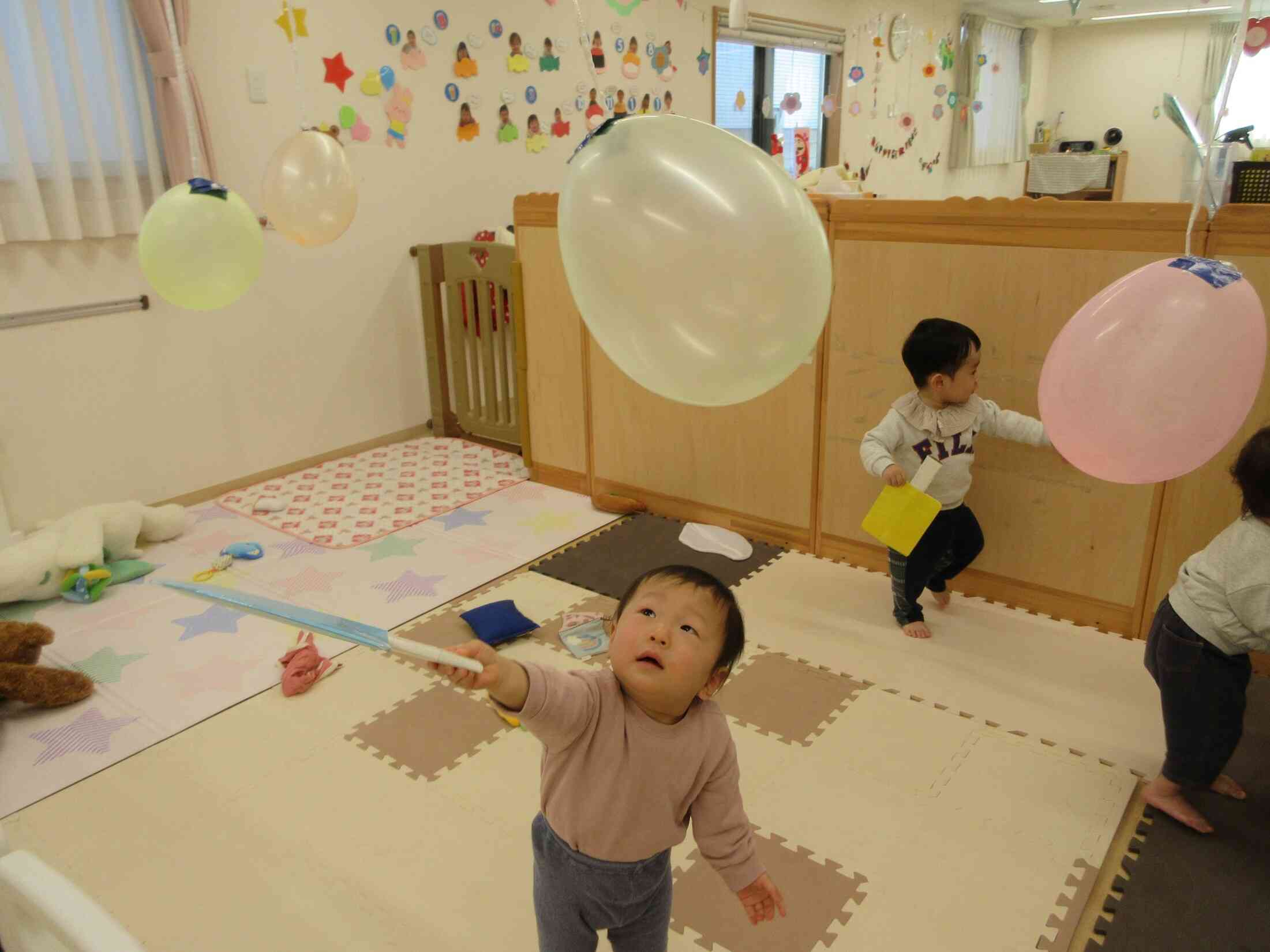 ひよこ組（0歳児）の風船あそびです♪ポ～ンポン♪こんなに上手にラケットを使うことができました♡